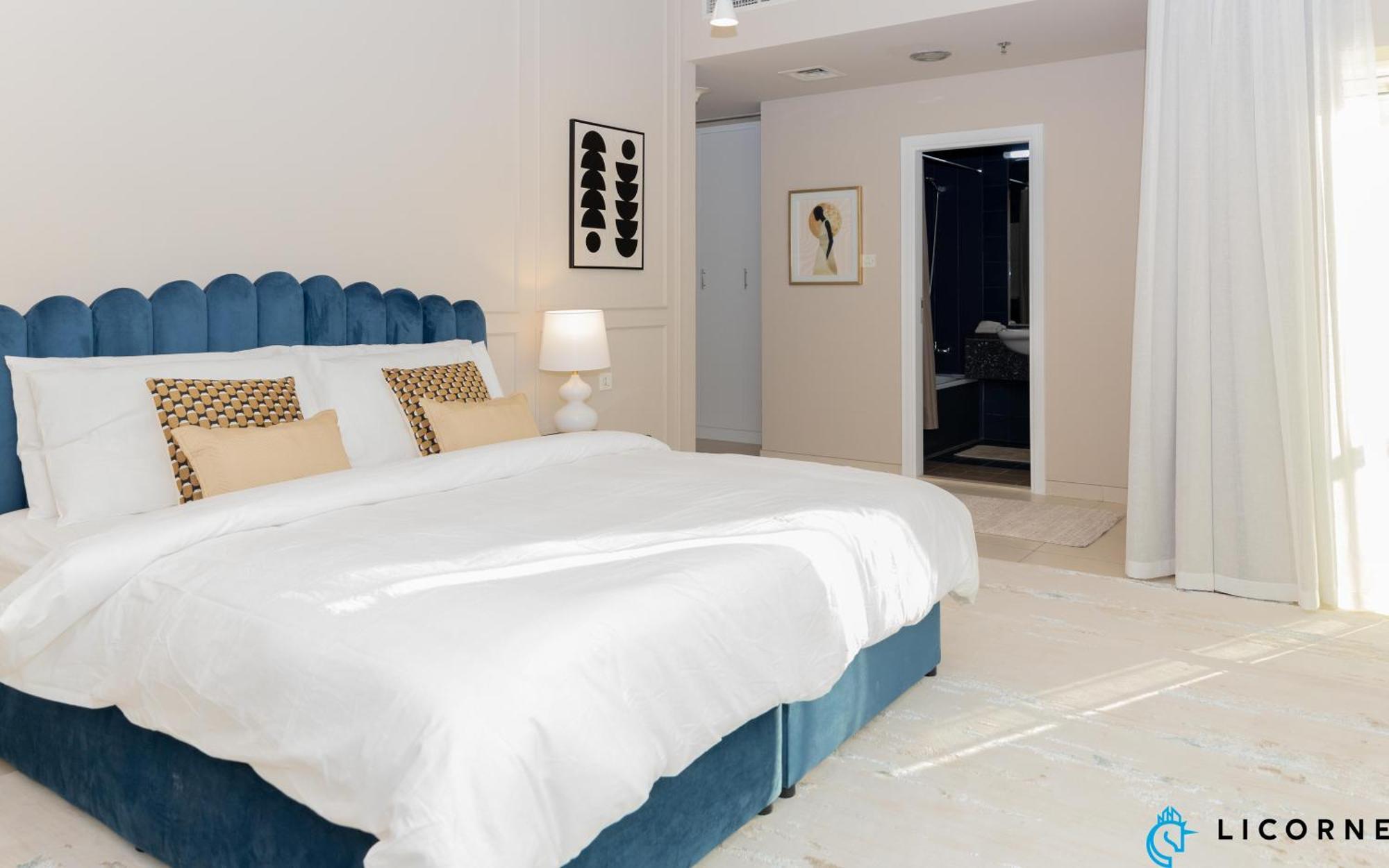 Prime Spacious 2 Bedroom Apt, Burj Khalifa & Canal View - Scala Tower Dubái