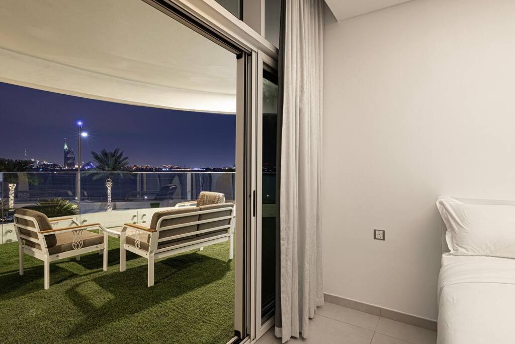 Stylish Palm Jumeirah Stay Sea, Burj Views, Gym & Pool Apartment *
