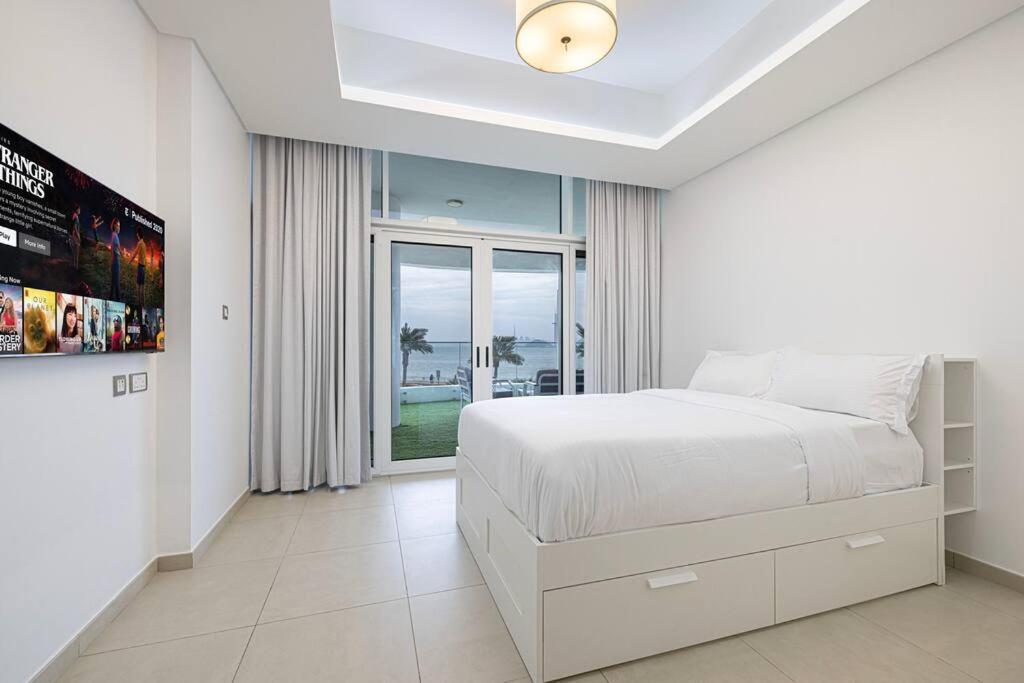 Apartment Stylish Palm Jumeirah Stay Sea, Burj Views, Gym & Pool Dubai