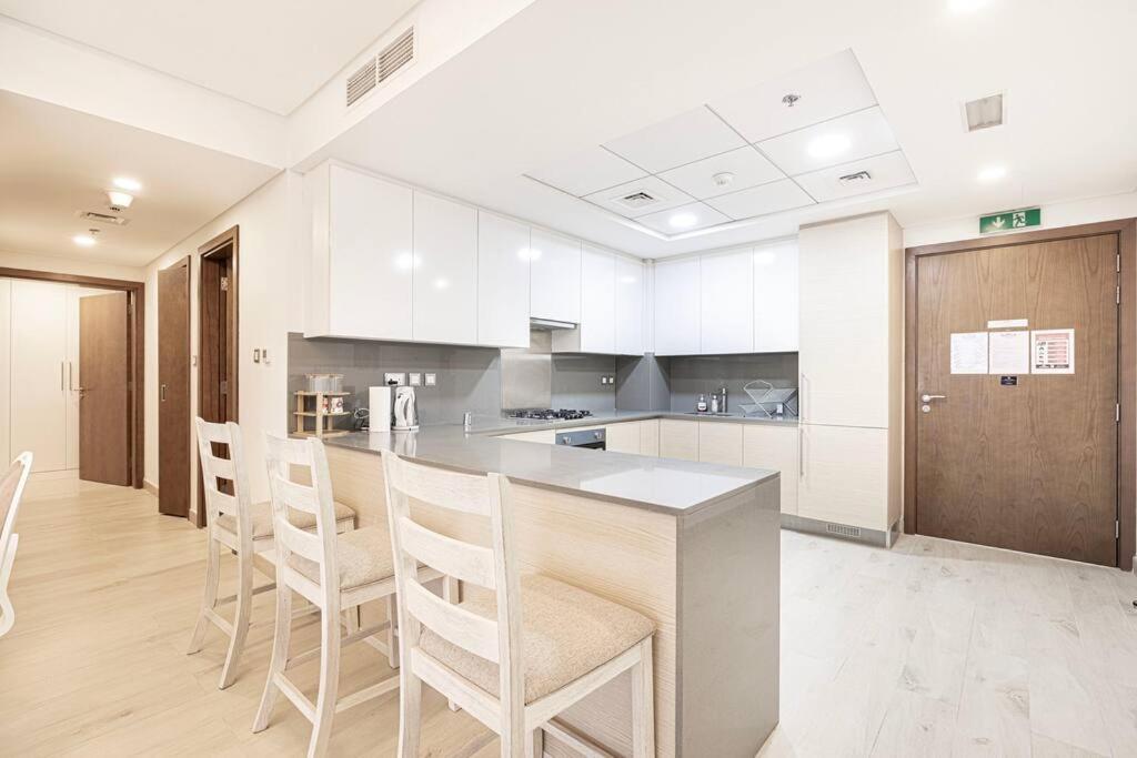 Stylish Palm Jumeirah Stay Sea, Burj Views, Gym & Pool *