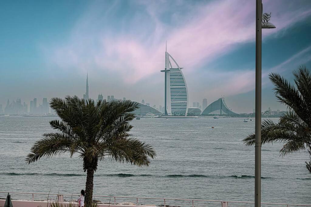 Stylish Palm Jumeirah Stay Sea, Burj Views, Gym & Pool * Dubai