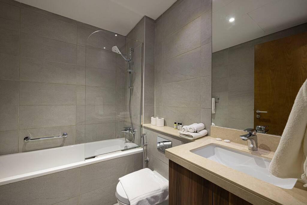 Stylish Palm Jumeirah Stay Sea, Burj Views, Gym & Pool Apartment Dubai