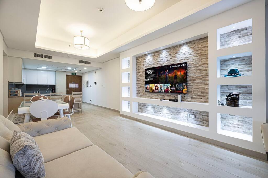 Stylish Palm Jumeirah Stay Sea, Burj Views, Gym & Pool *