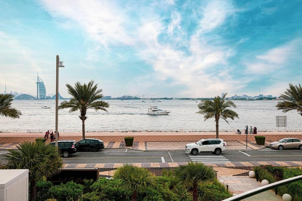 Stylish Palm Jumeirah Stay Sea, Burj Views, Gym & Pool * Dubai
