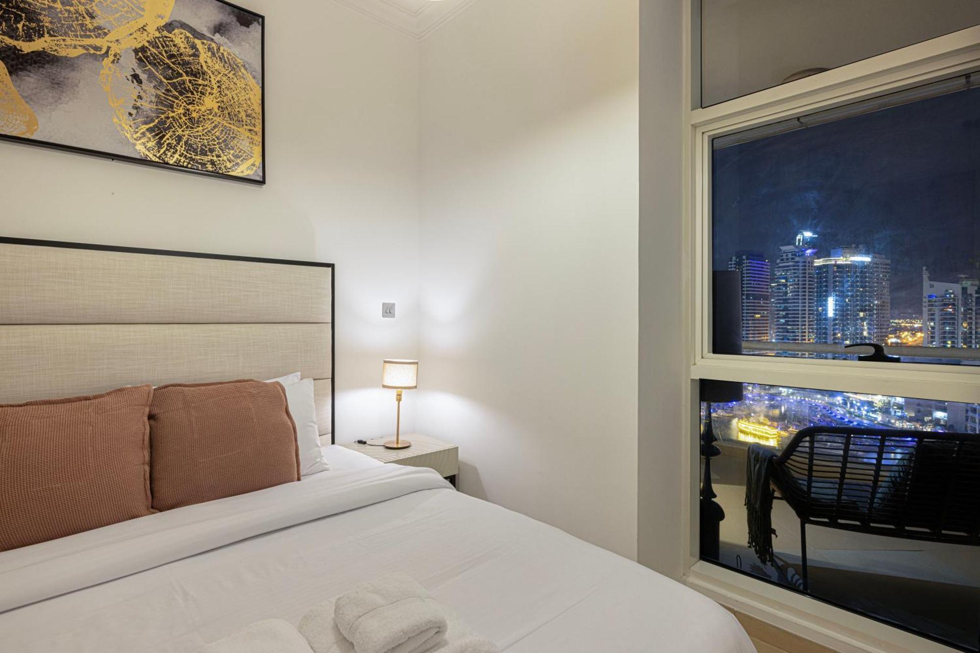 Apartemen Luxury 1br At Marina: Stunning Marina Views, Pool & Gym