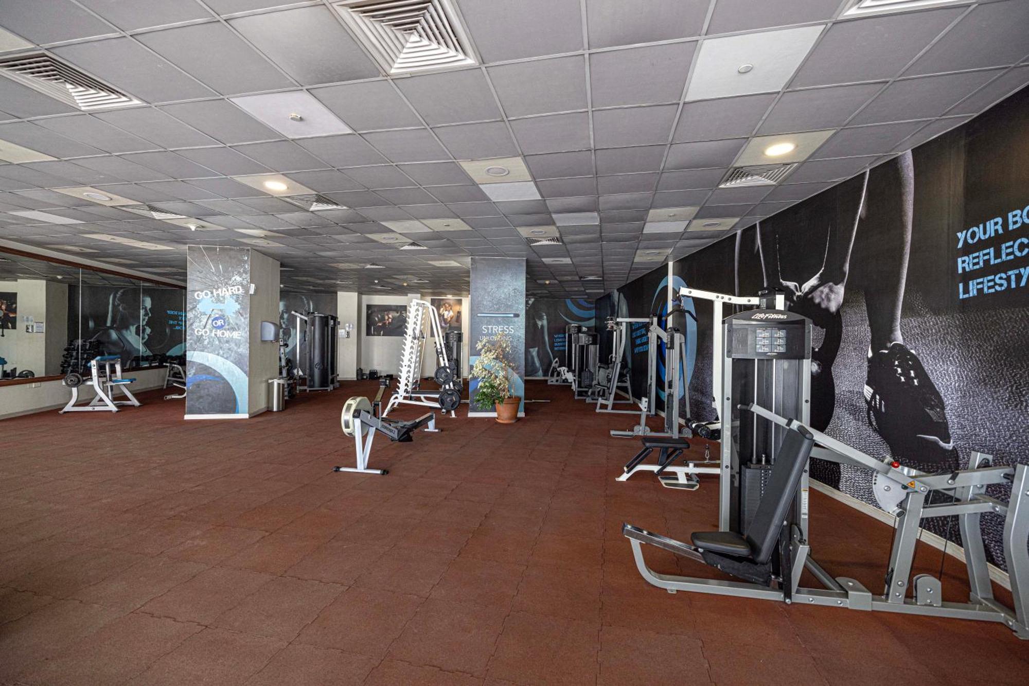 Luxury 1br At Marina: Stunning Marina Views, Pool & Gym Apartemen *