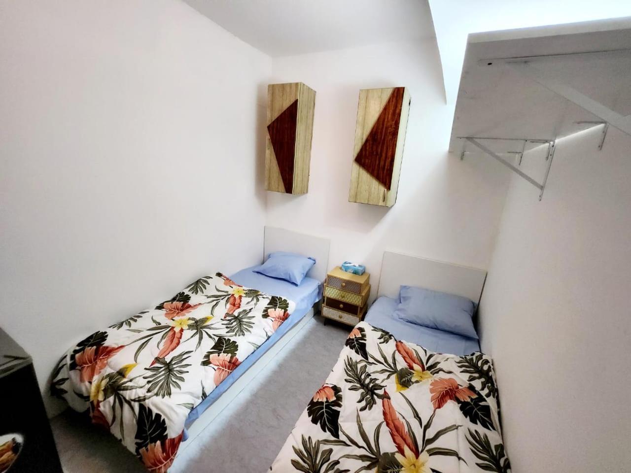 Pensión Amazing Couples Partition 7 Min Walking From Mall Of Emirates Dubái