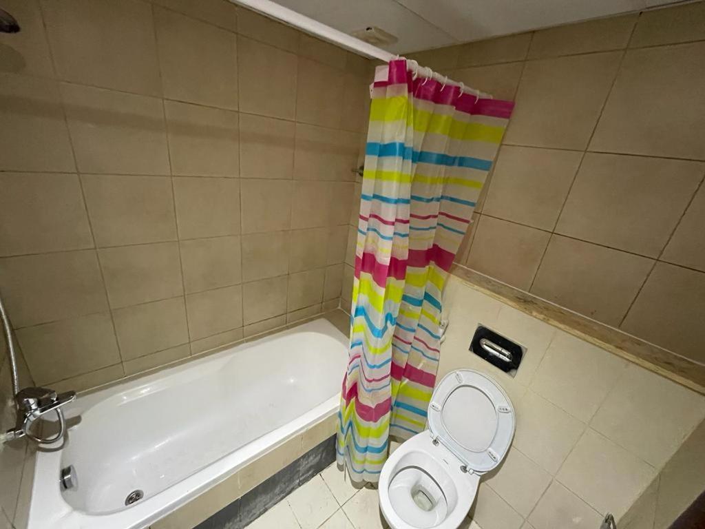 Pensión Amazing Couples Partition 7 Min Walking From Mall Of Emirates Dubái