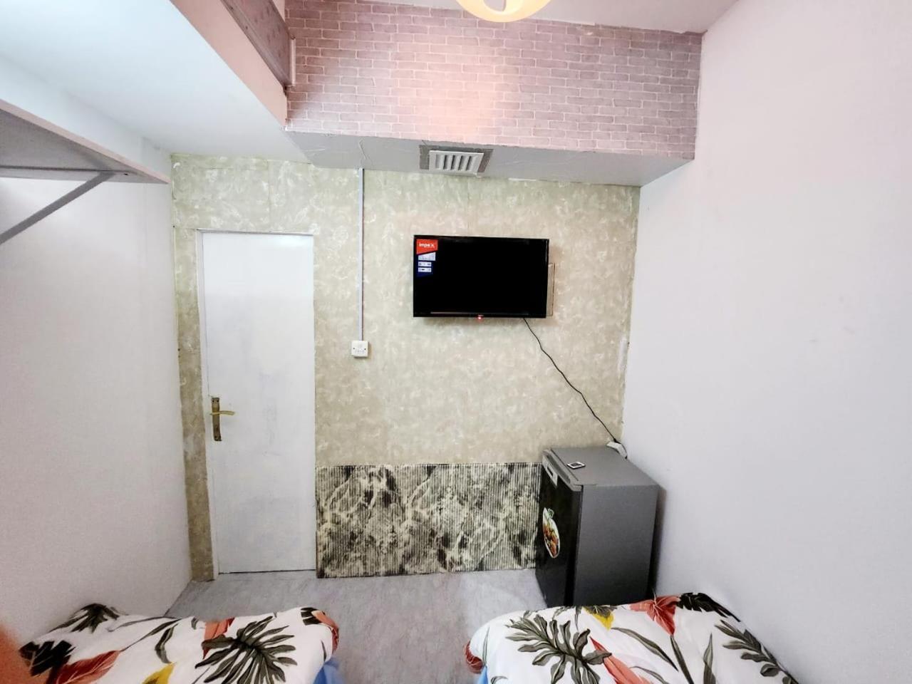 Pensión Amazing Couples Partition 7 Min Walking From Mall Of Emirates Dubái