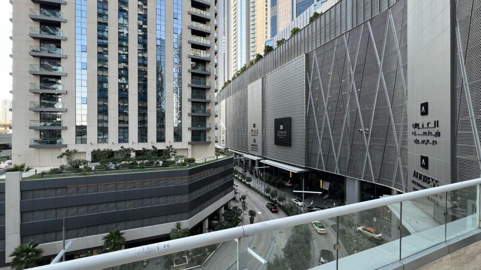 Apartemen 2 Minute Walk To Mall - 3 Bedroom Burj Khalifa View With Pool And