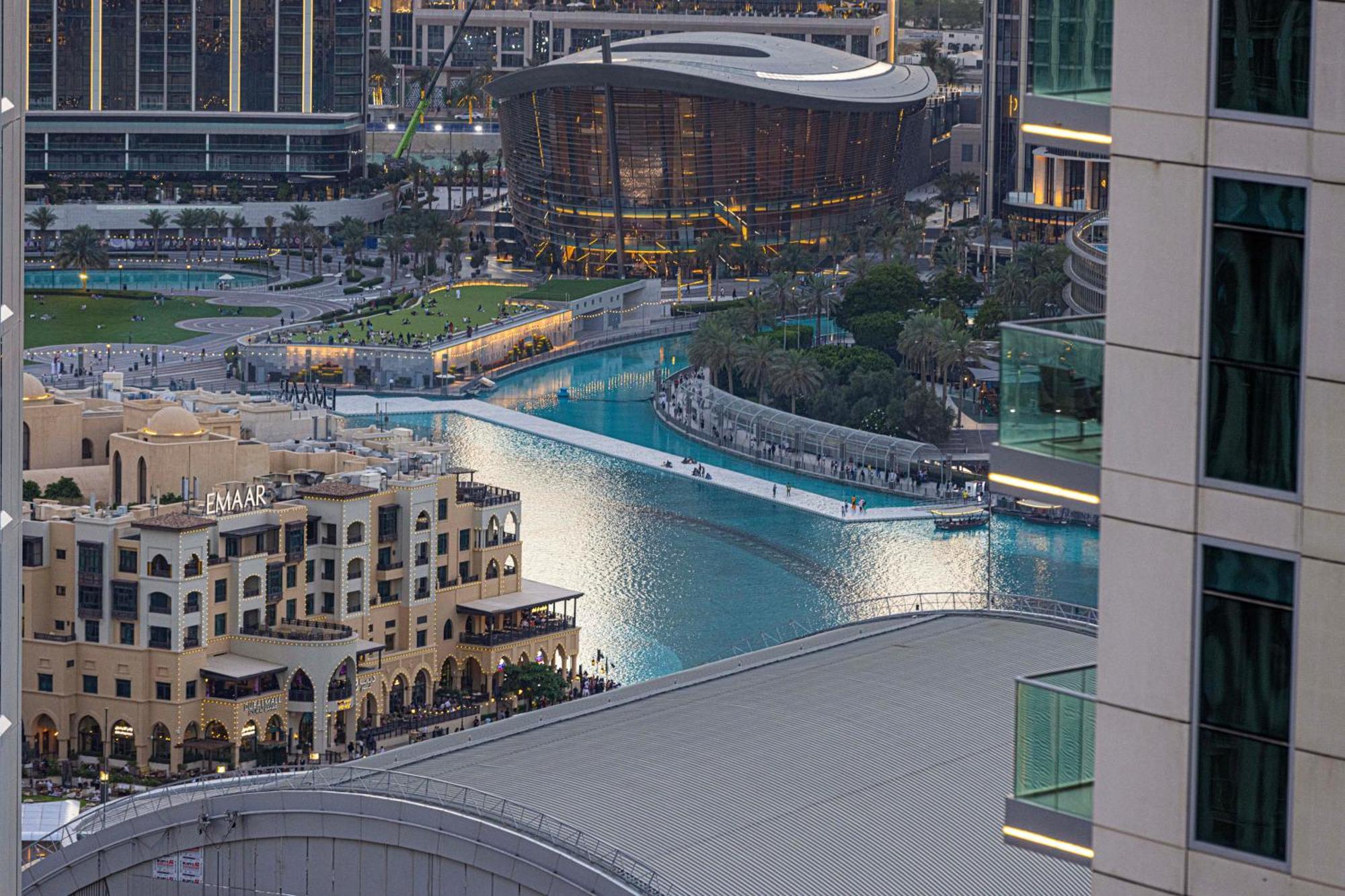 Apartemen 2 Minute Walk To Mall - 3 Bedroom Burj Khalifa View With Pool And Dubai