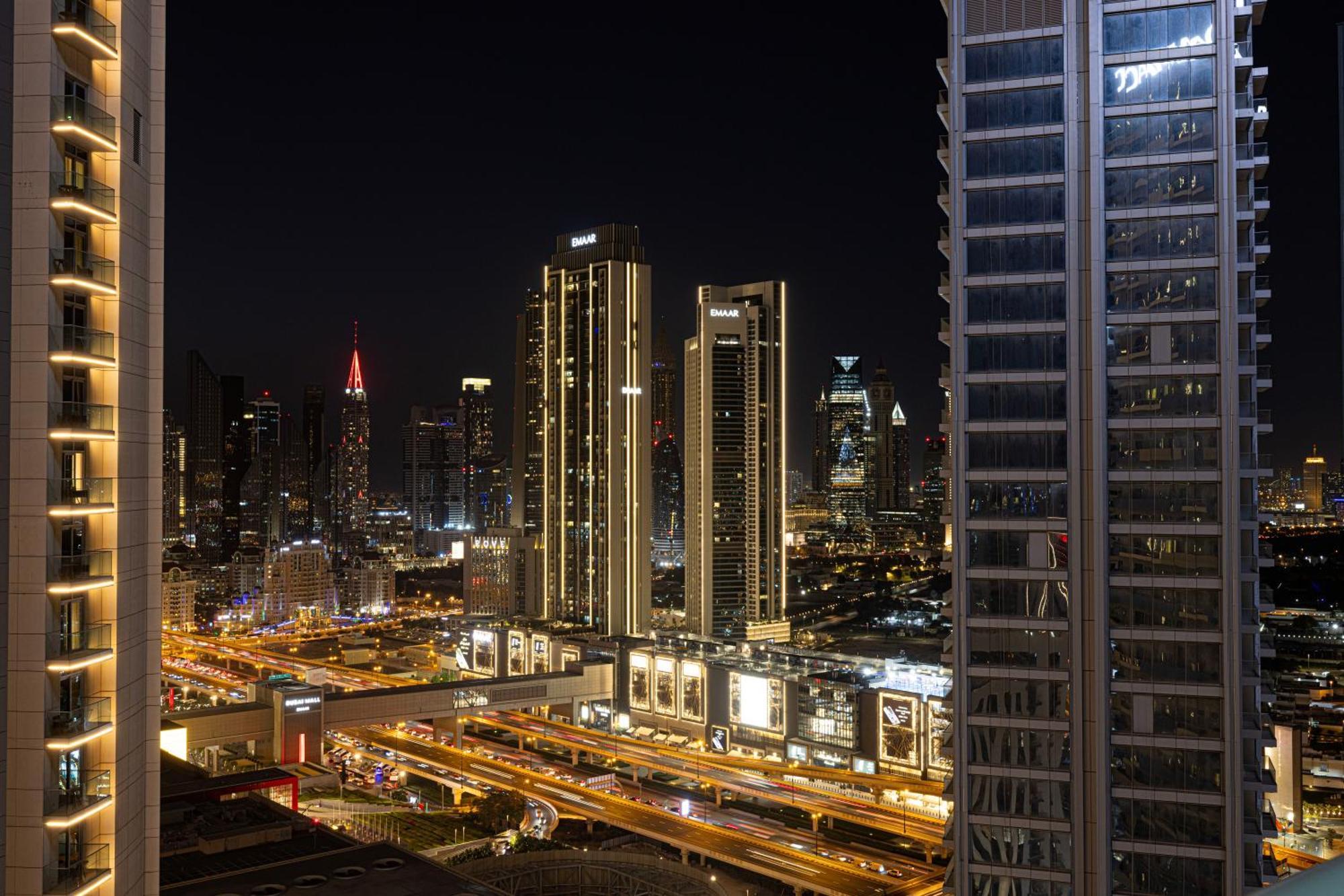 Apartemen 2 Minute Walk To Mall - 3 Bedroom Burj Khalifa View With Pool And Dubai