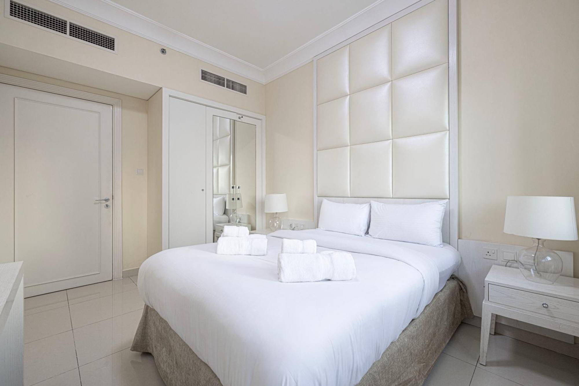 2 Minute Walk To Mall - 3 Bedroom Burj Khalifa View With Pool And Apartemen Dubai