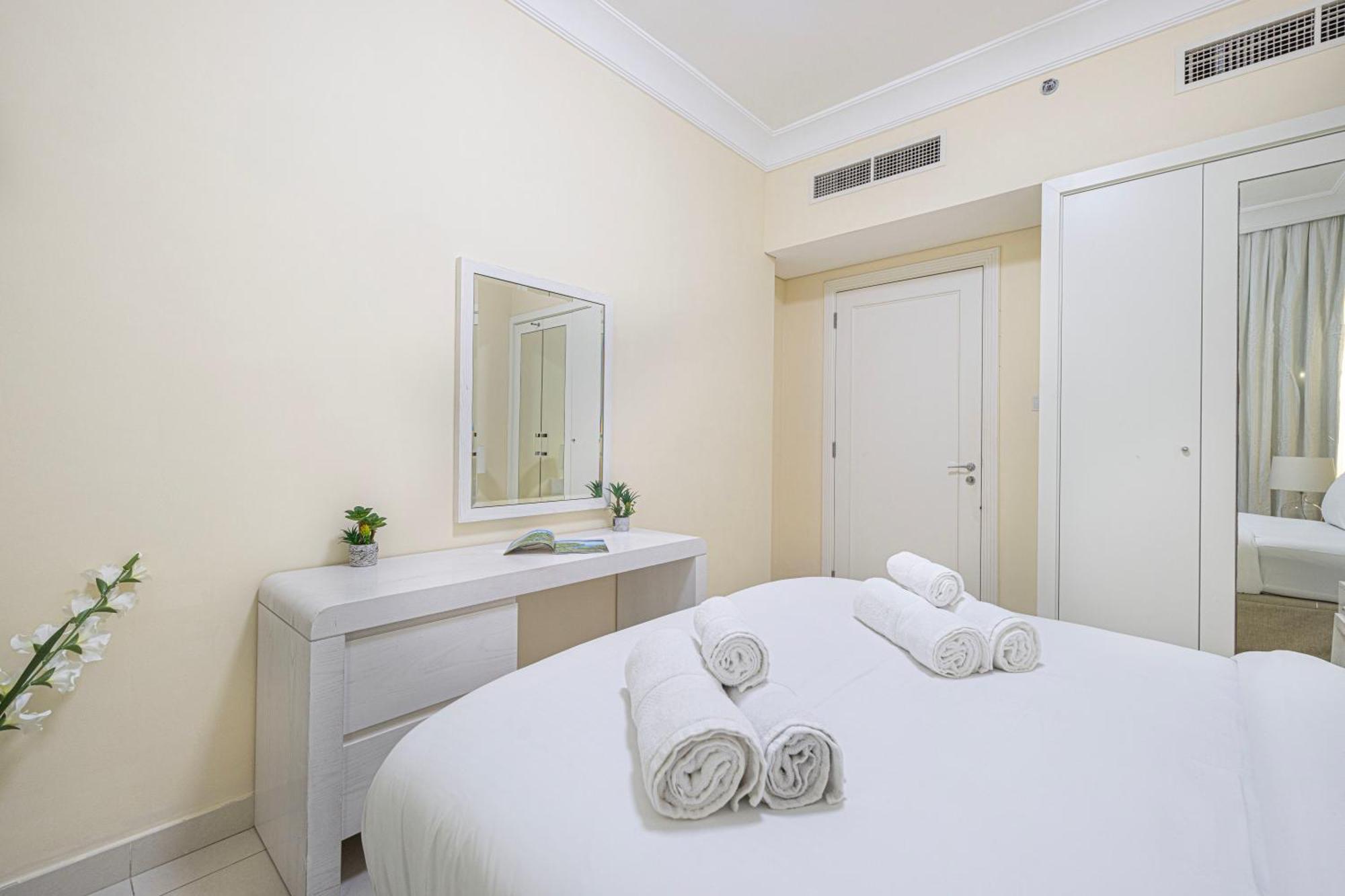 2 Minute Walk To Mall - 3 Bedroom Burj Khalifa View With Pool And Apartemen