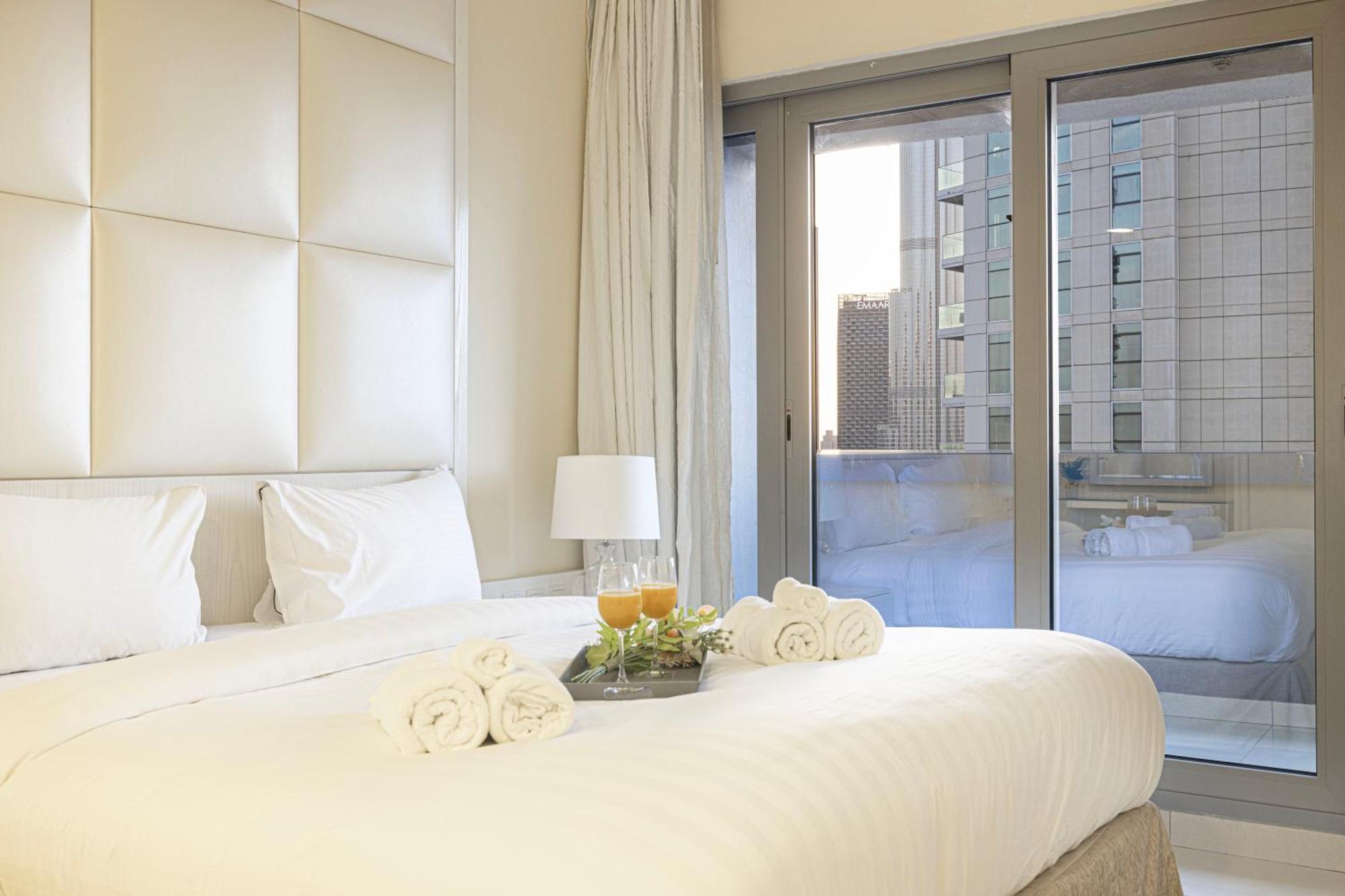 Apartemen 2 Minute Walk To Mall - 3 Bedroom Burj Khalifa View With Pool And