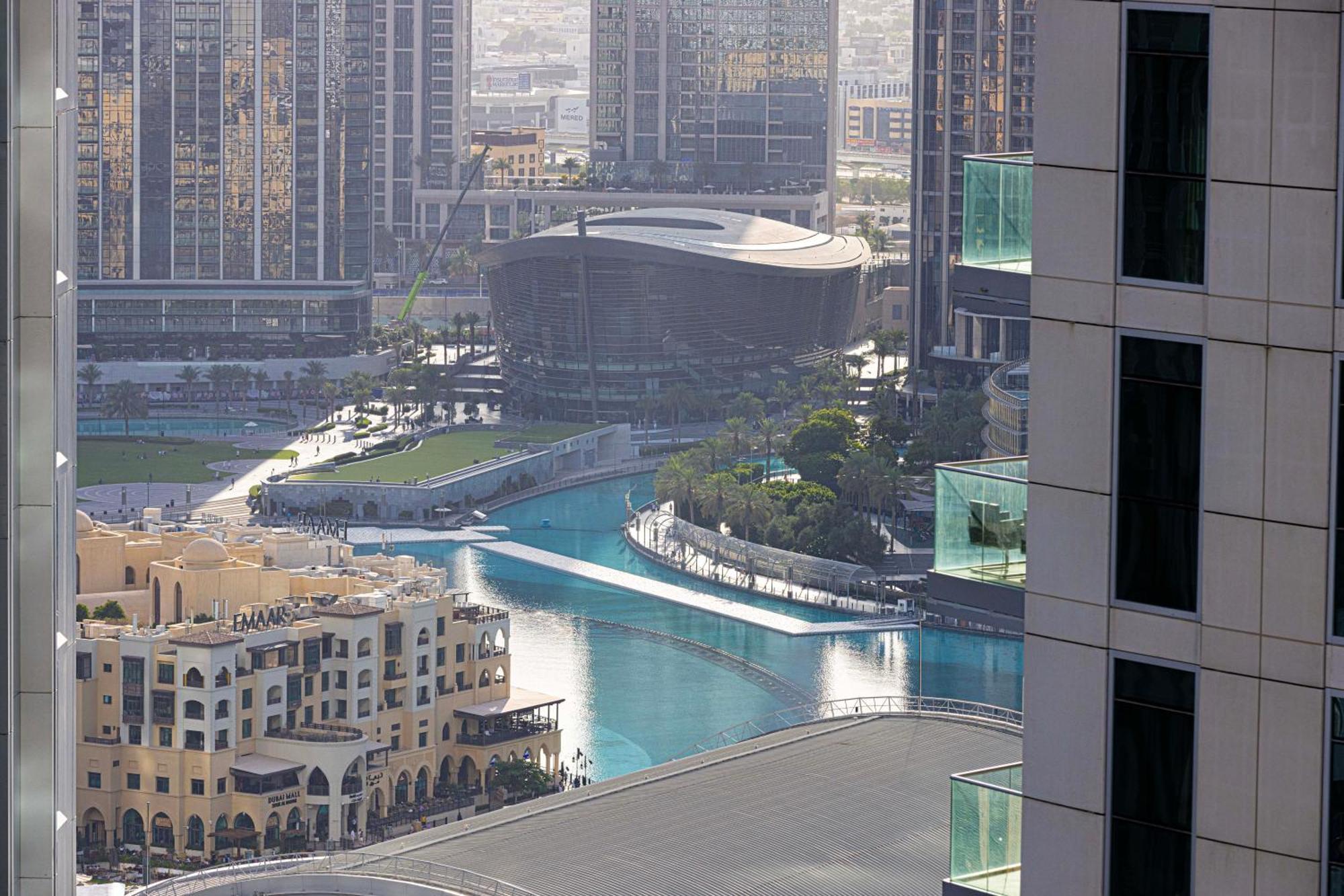 Apartemen 2 Minute Walk To Mall - 3 Bedroom Burj Khalifa View With Pool And