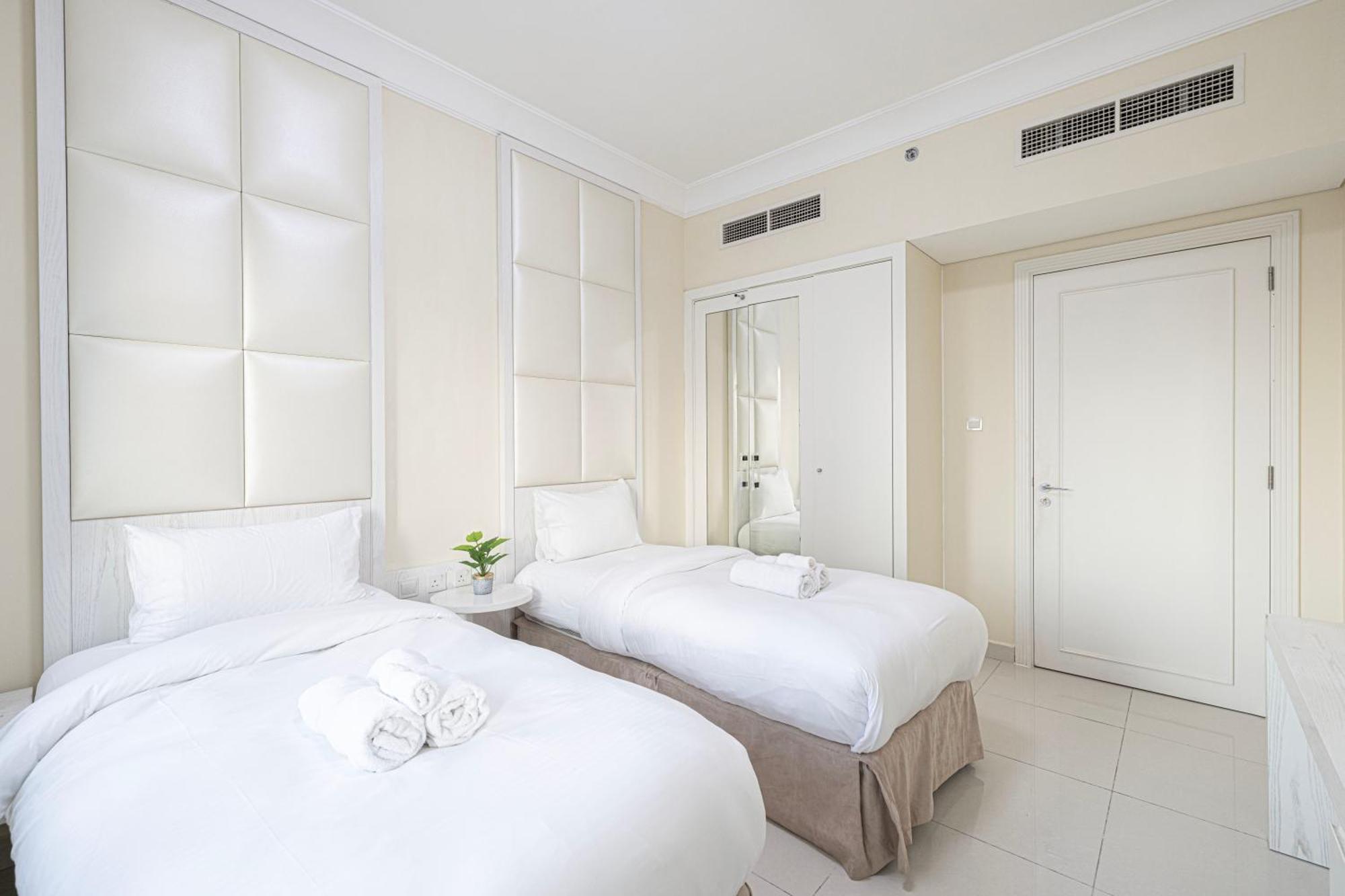 Apartemen 2 Minute Walk To Mall - 3 Bedroom Burj Khalifa View With Pool And *