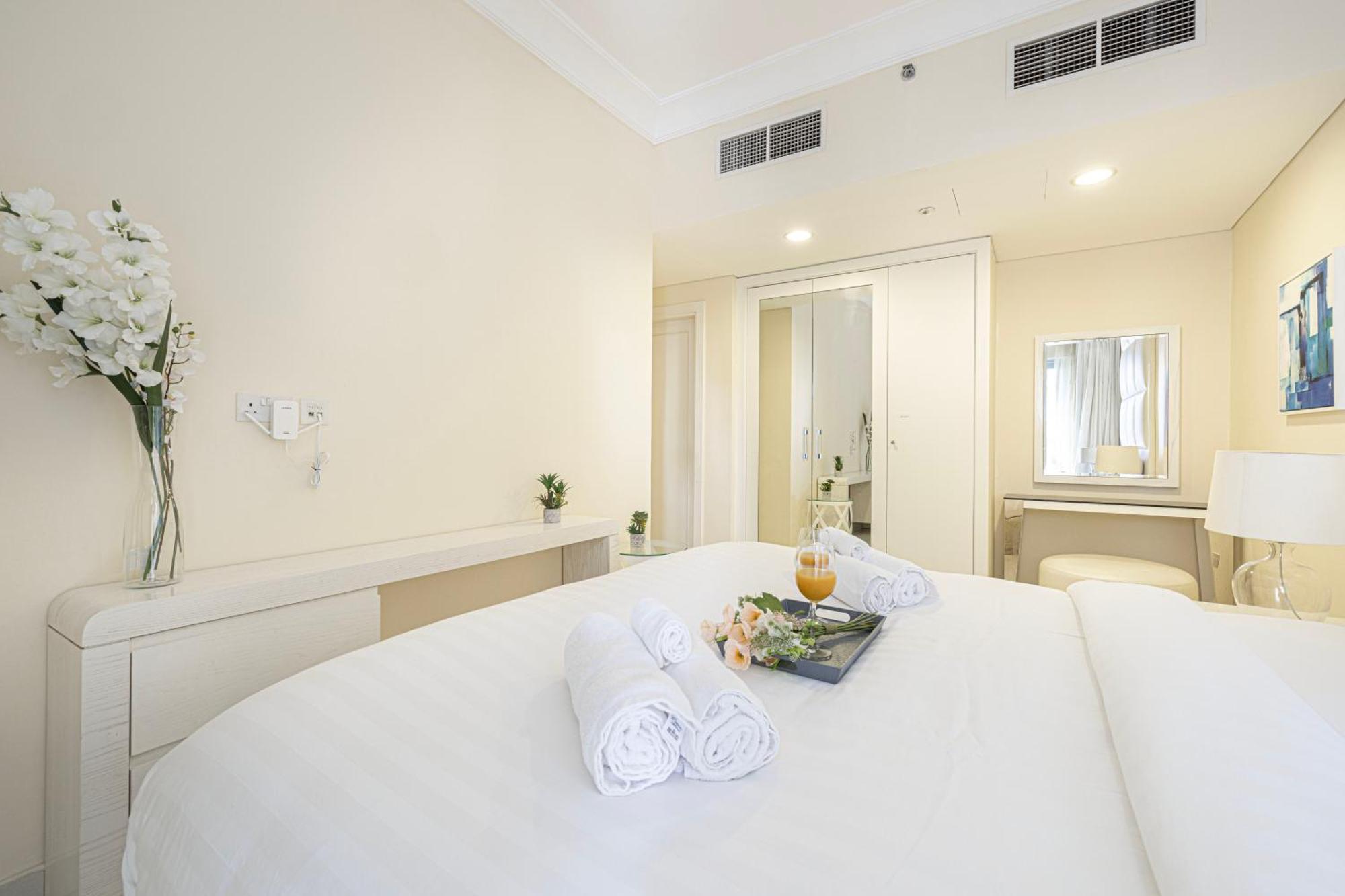 Apartemen 2 Minute Walk To Mall - 3 Bedroom Burj Khalifa View With Pool And *