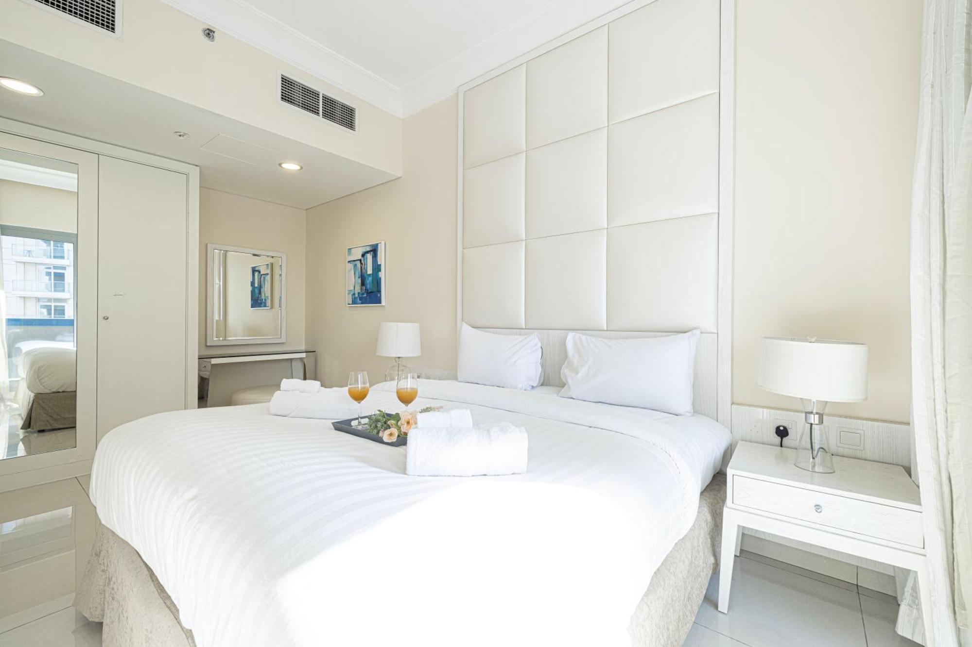Apartemen 2 Minute Walk To Mall - 3 Bedroom Burj Khalifa View With Pool And