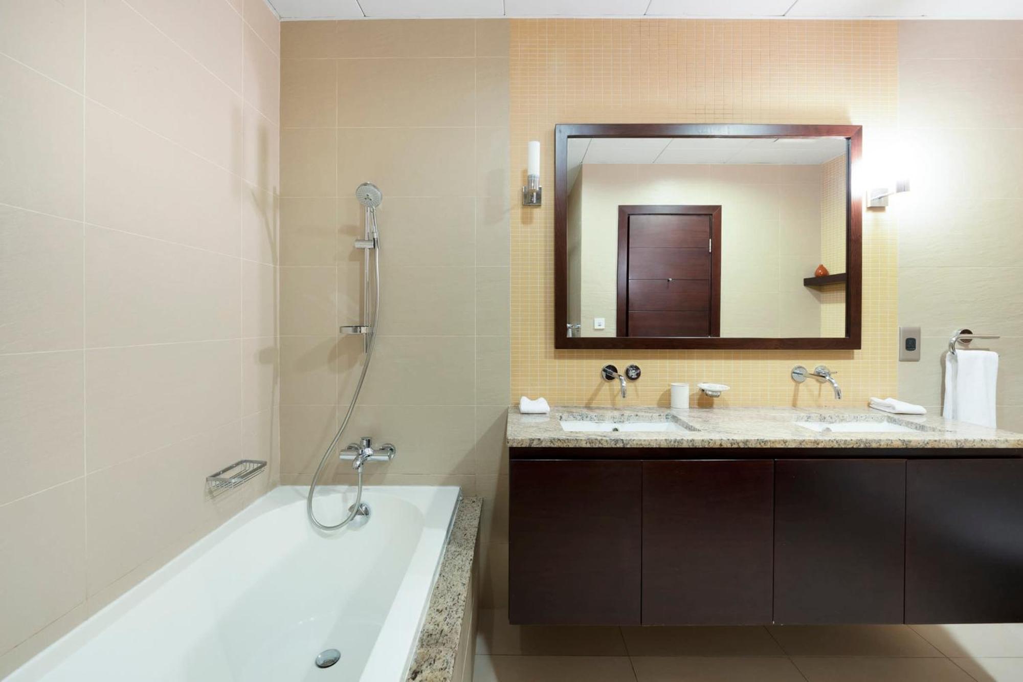 Apartment 2 Bd Tiara Palm Views, & Pool, Amazing Views Of The Palm *
