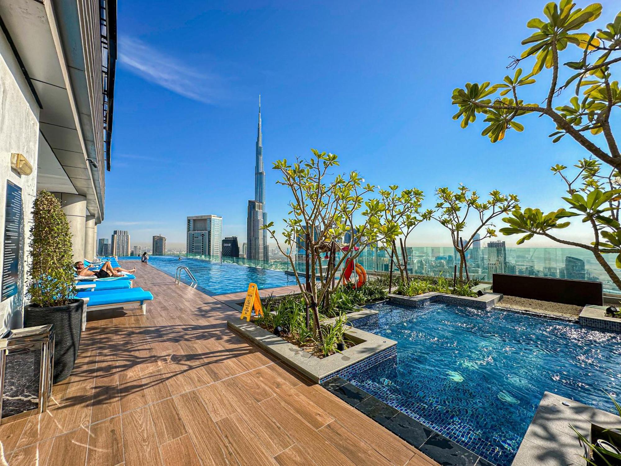 Burj Khalifa View Balcony With 64th Floor Infinity Pool In Paramount Midtown Dubái