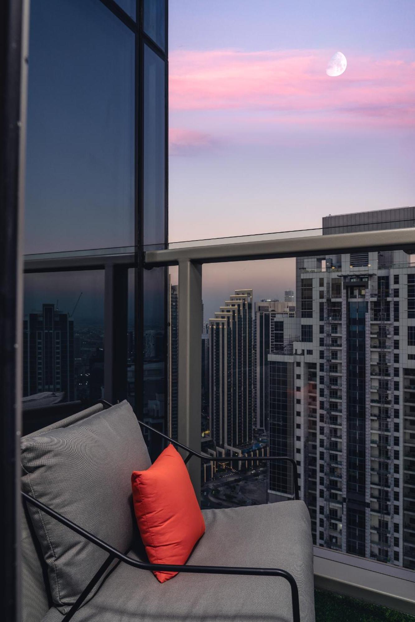 Burj Khalifa View Balcony With 64th Floor Infinity Pool In Paramount Midtown Apartamento