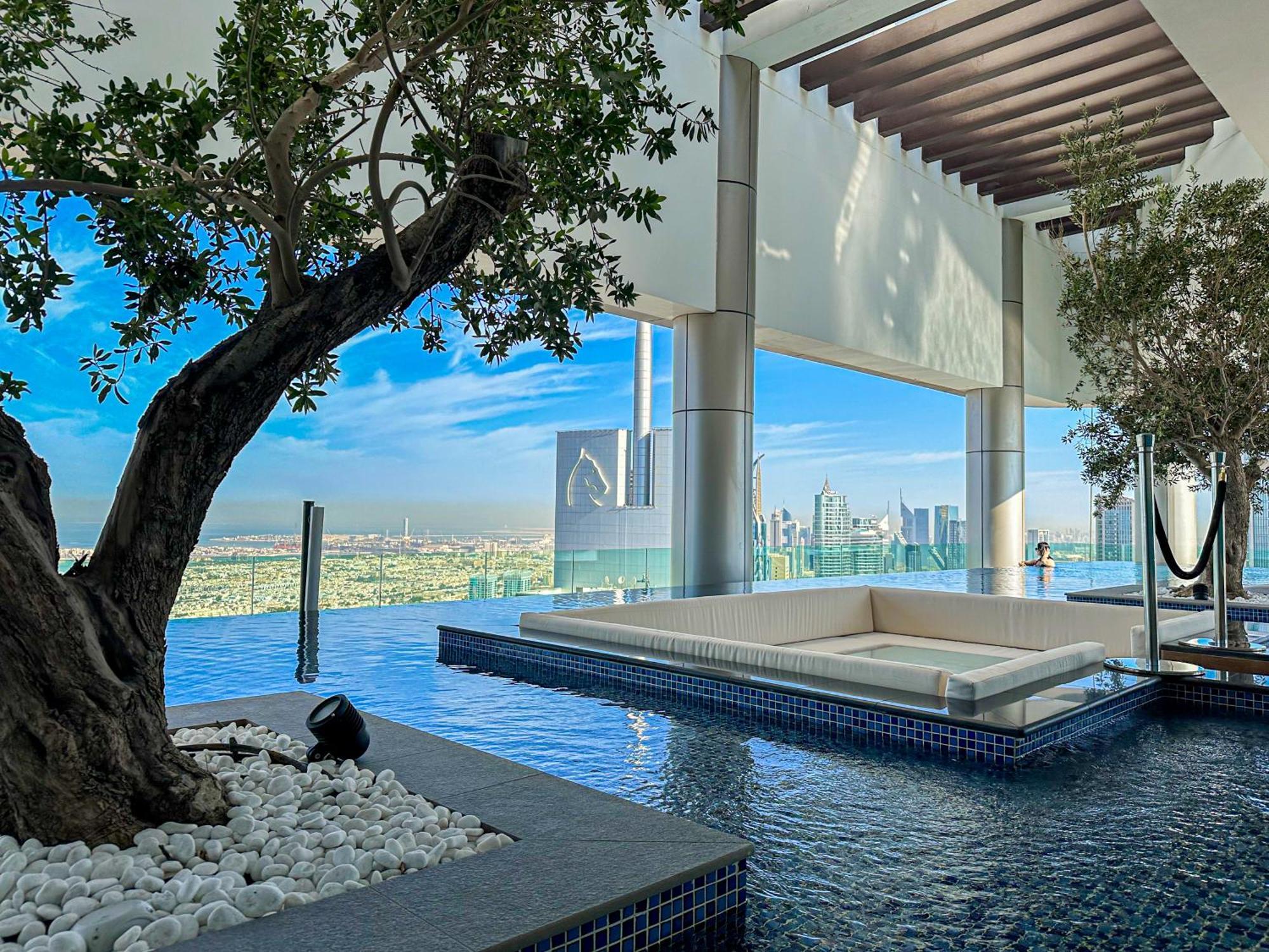 Burj Khalifa View Balcony With 64th Floor Infinity Pool In Paramount Midtown Dubái