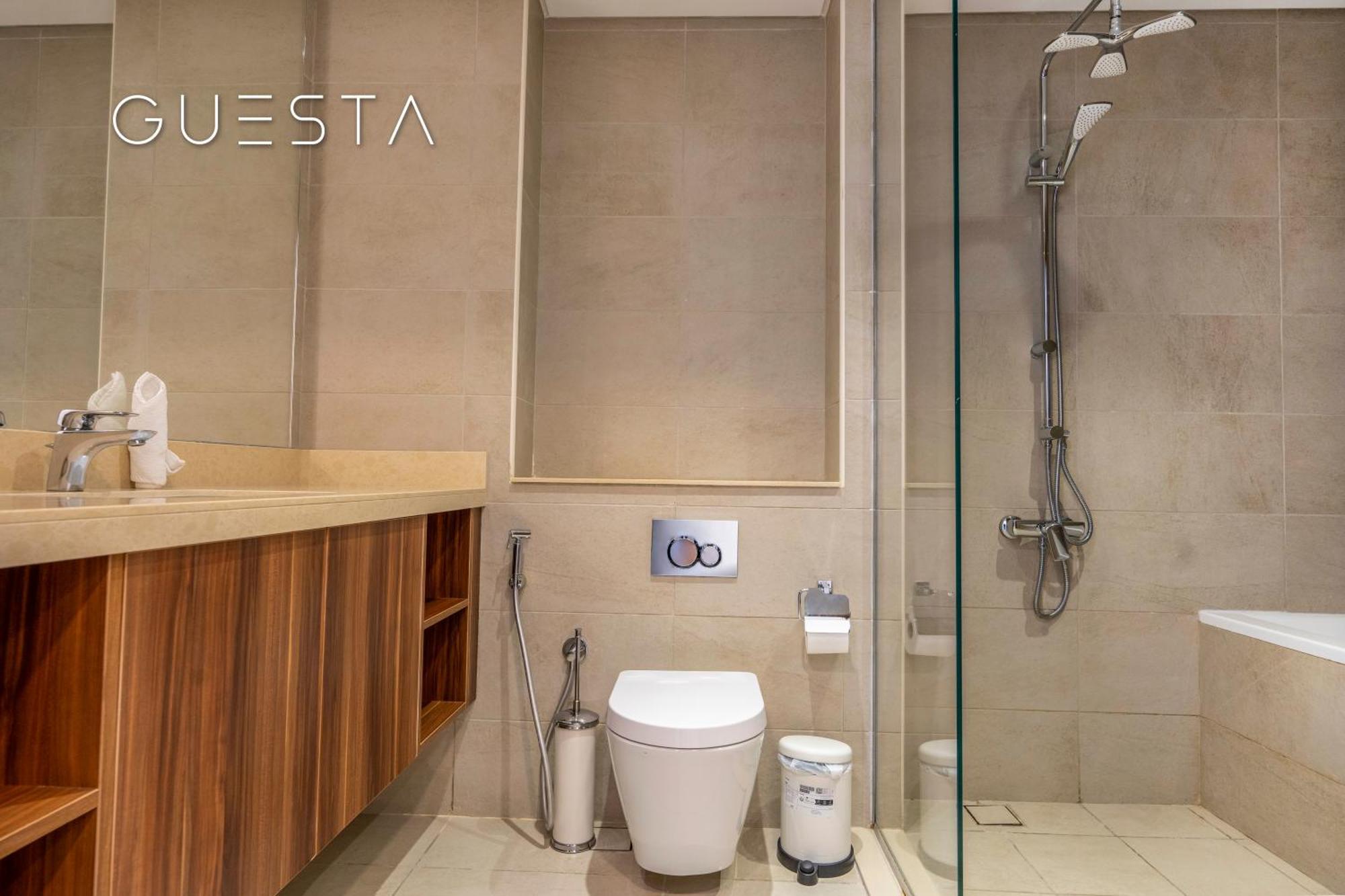 Apartemen Azizi Mina The Palm, Free And Pool Access