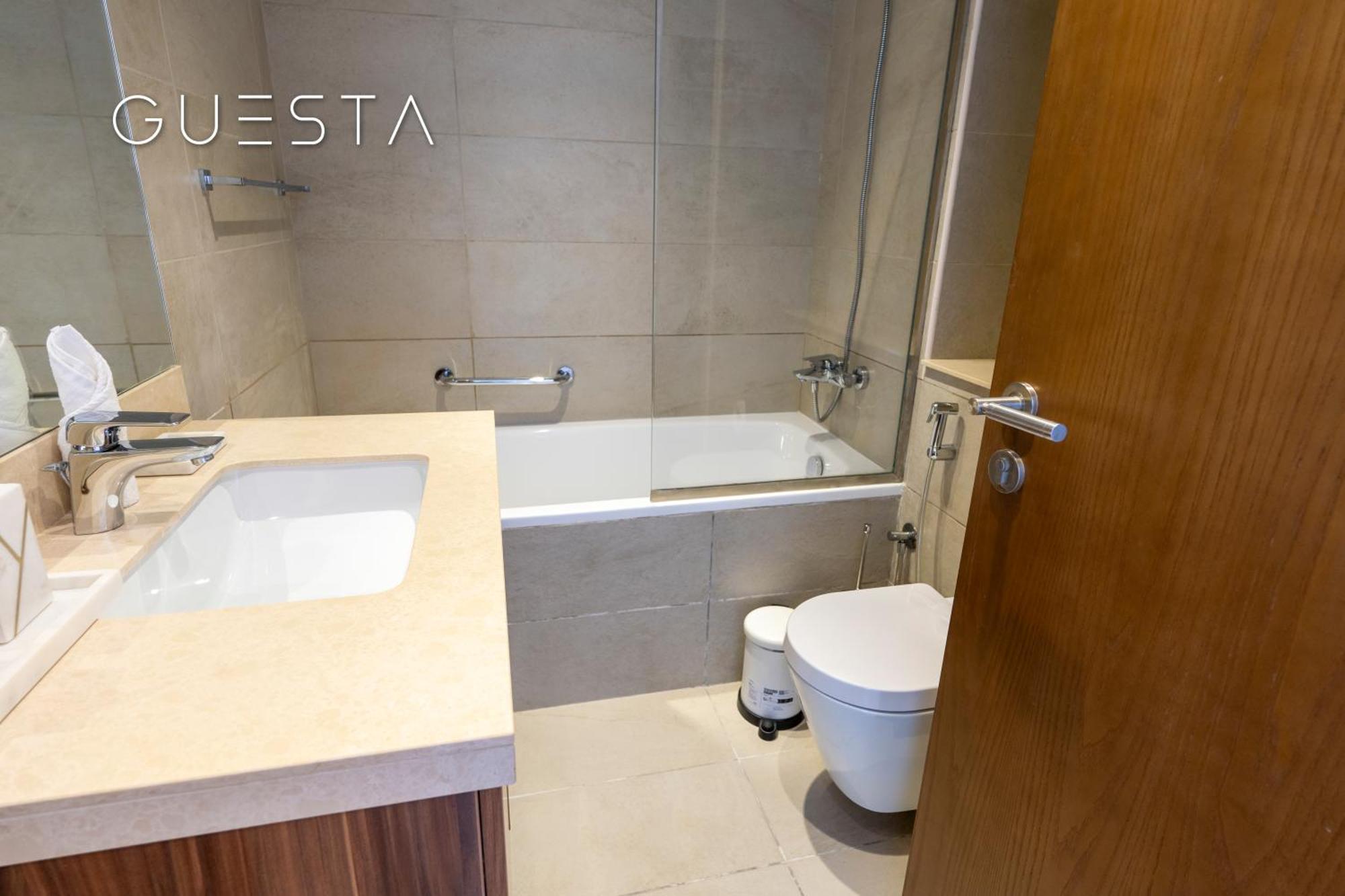 Apartemen Azizi Mina The Palm, Free And Pool Access Dubai