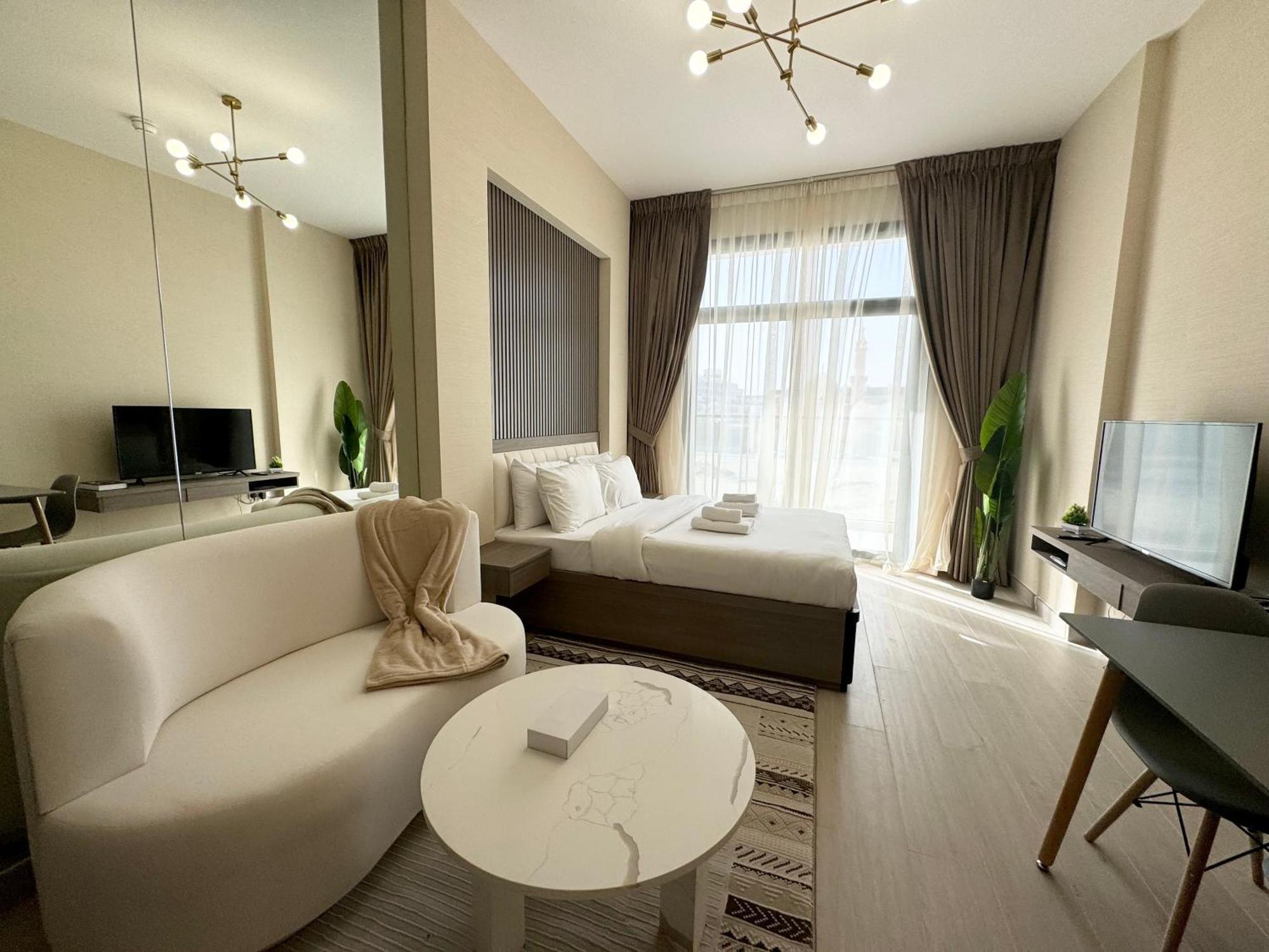 Ashri Hh, Standard In * Dubai
