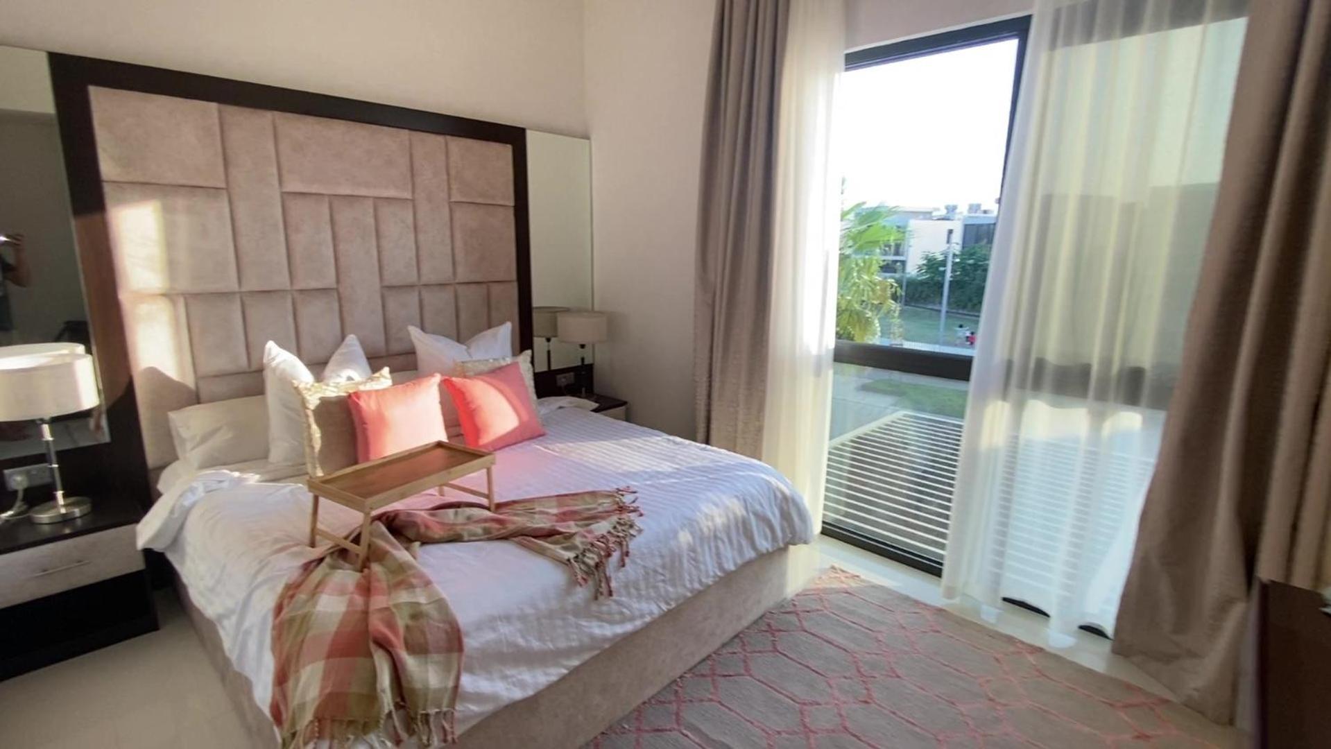 Villa Damac Hills 2 Poolside Dubai