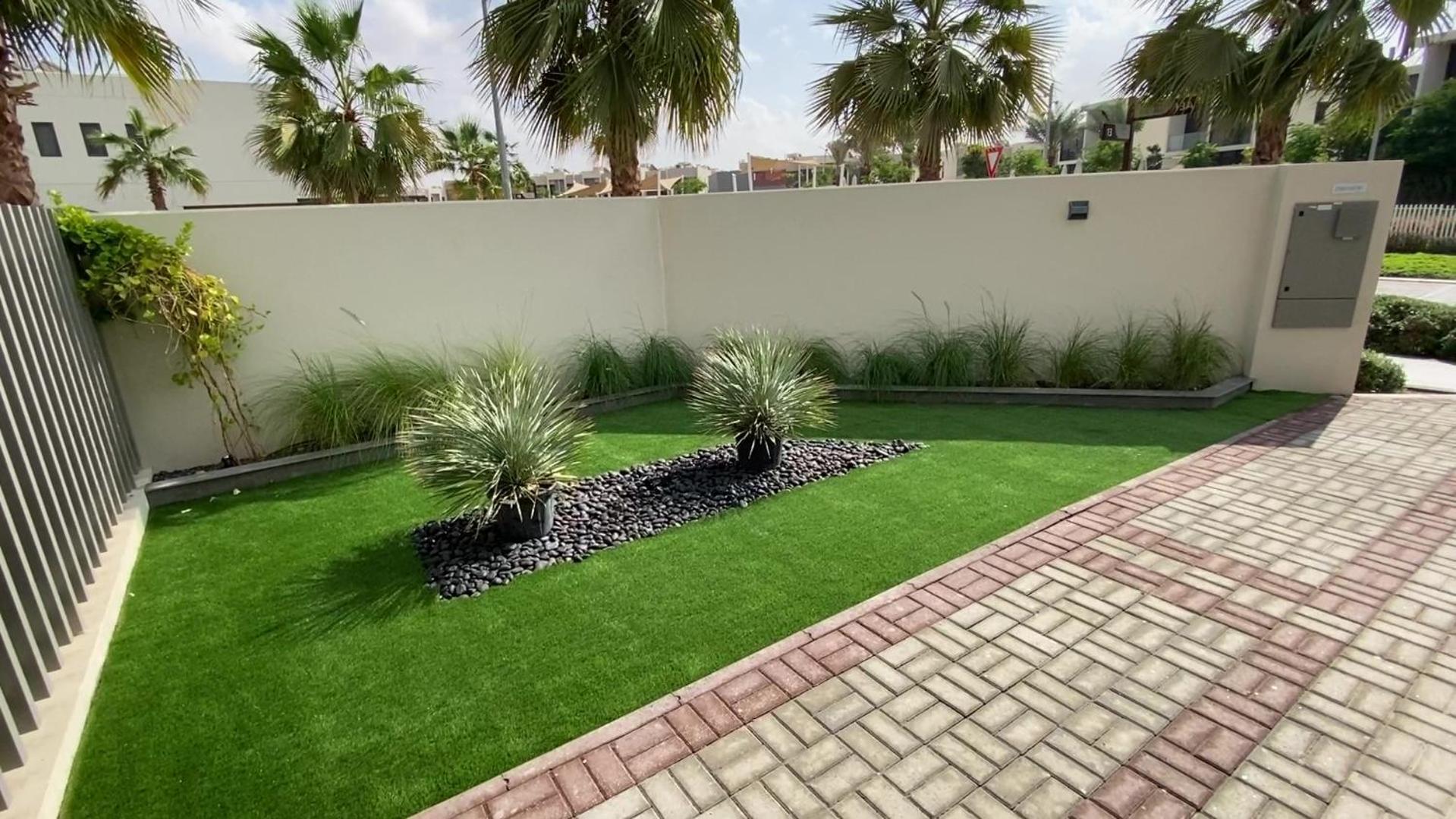 Villa Damac Hills 2 Poolside Dubai