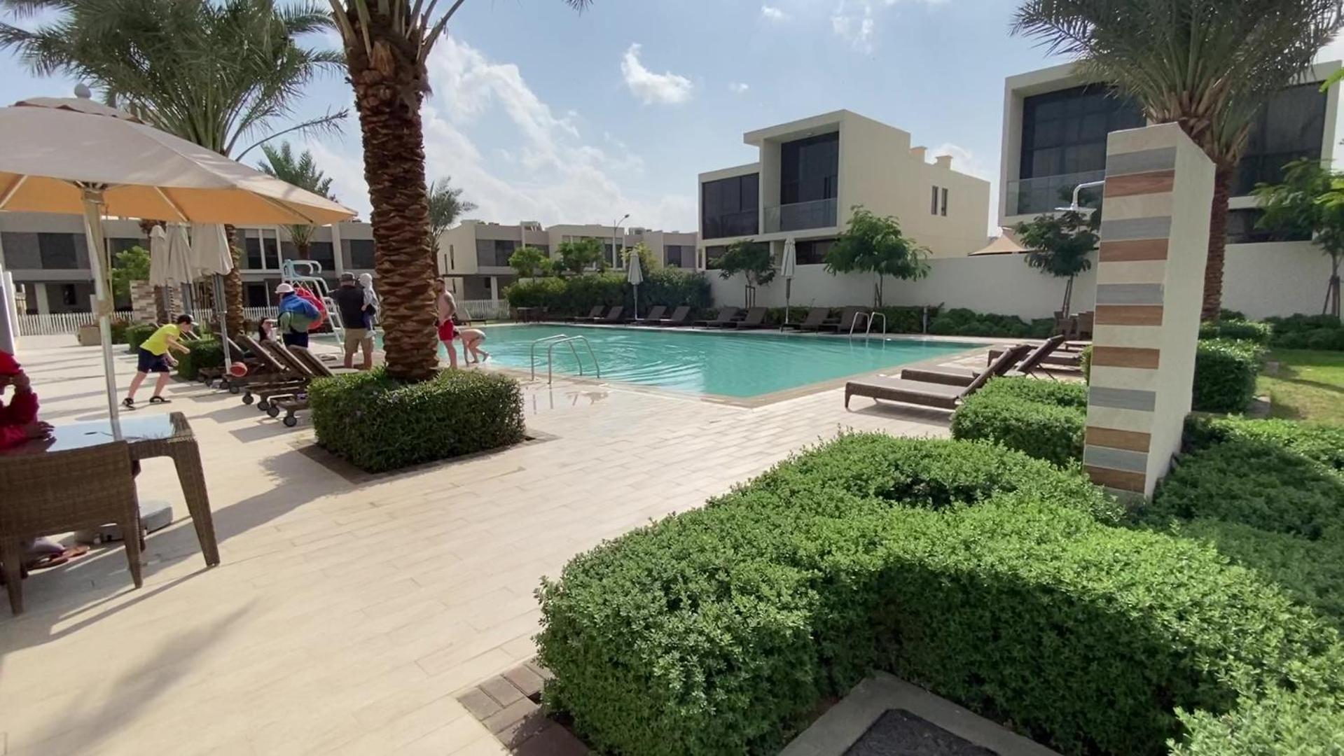 Villa Damac Hills 2 Poolside