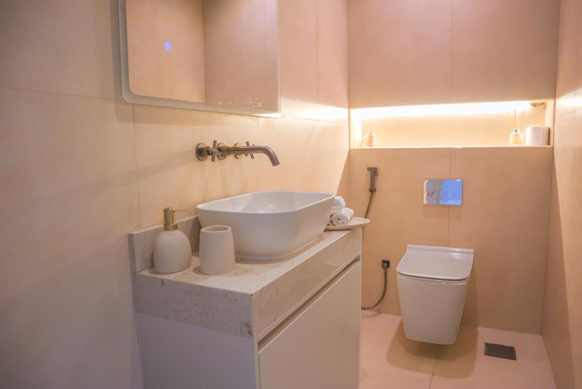 Spacious 1br, Pool, Gym, Near Dining & Shops Dubái