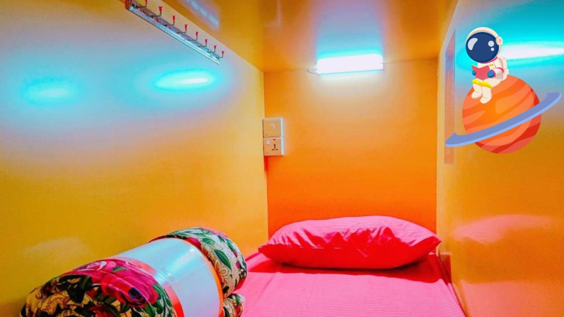 Universe Premium Capsule 5 Min Walking From Sharaf Dg Metro Station Al Makhool Hostal