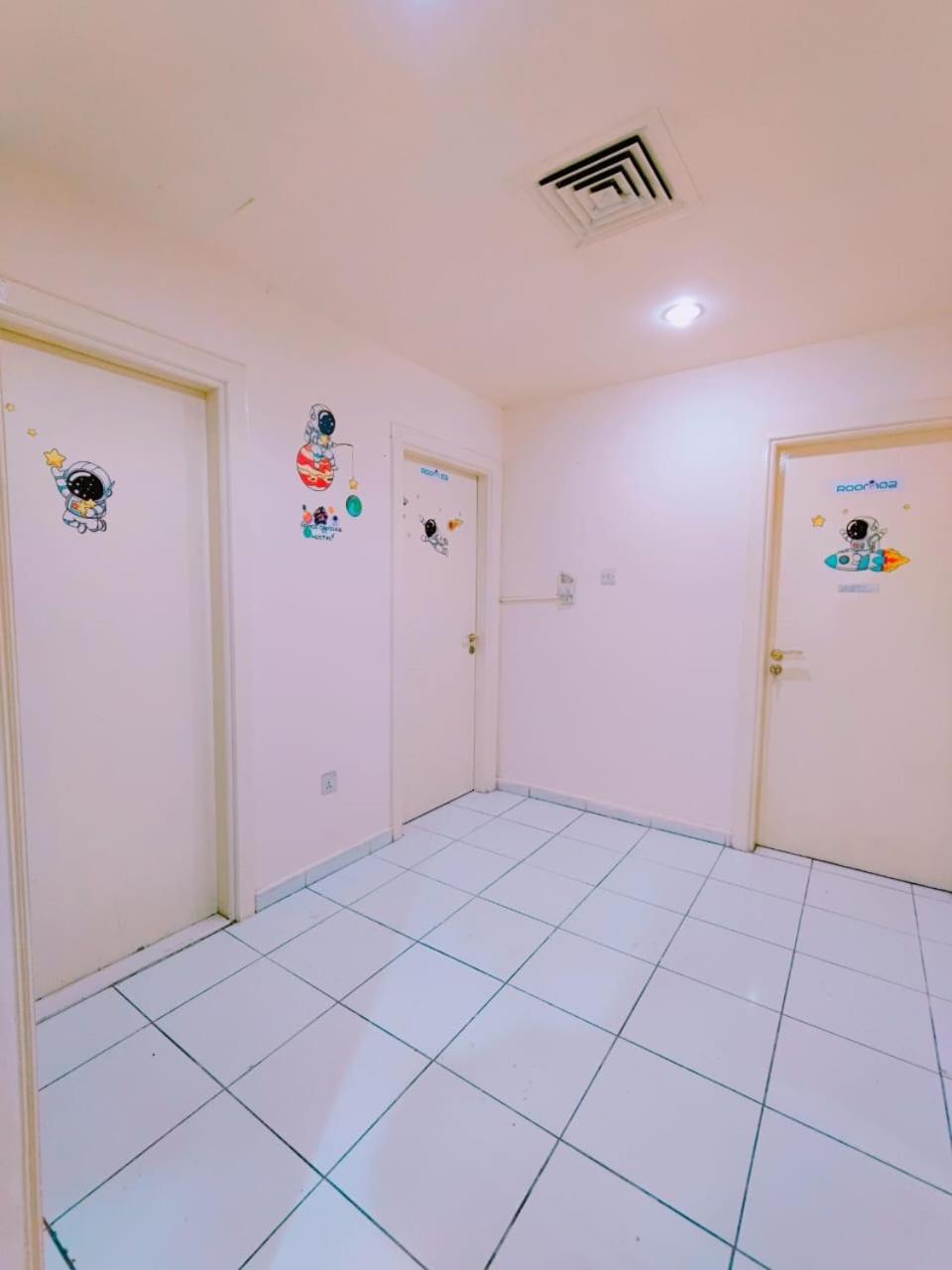 Hostal Universe Premium Capsule 5 Min Walking From Sharaf Dg Metro Station Al Makhool