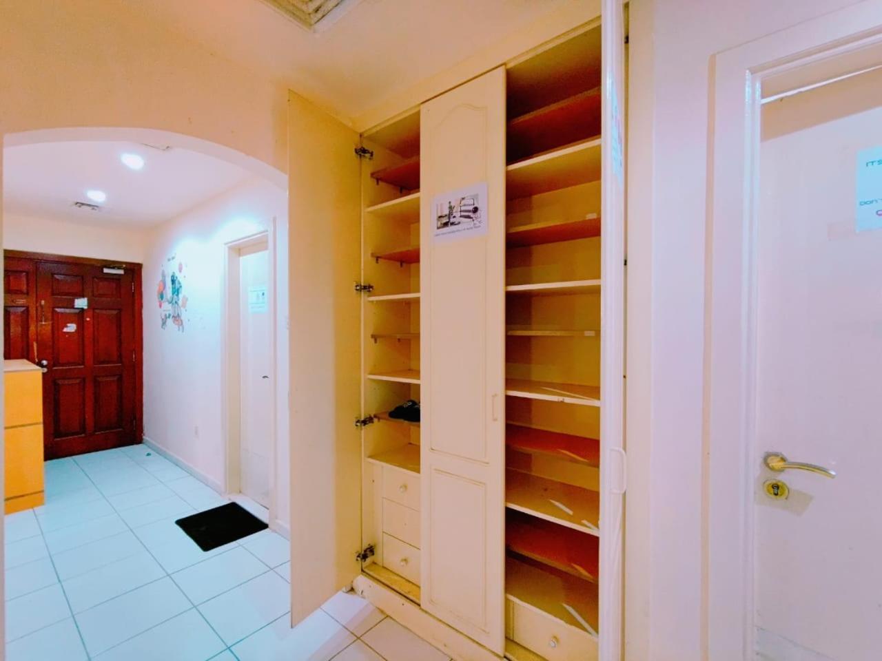 Universe Premium Capsule 5 Min Walking From Sharaf Dg Metro Station Al Makhool Hostal *