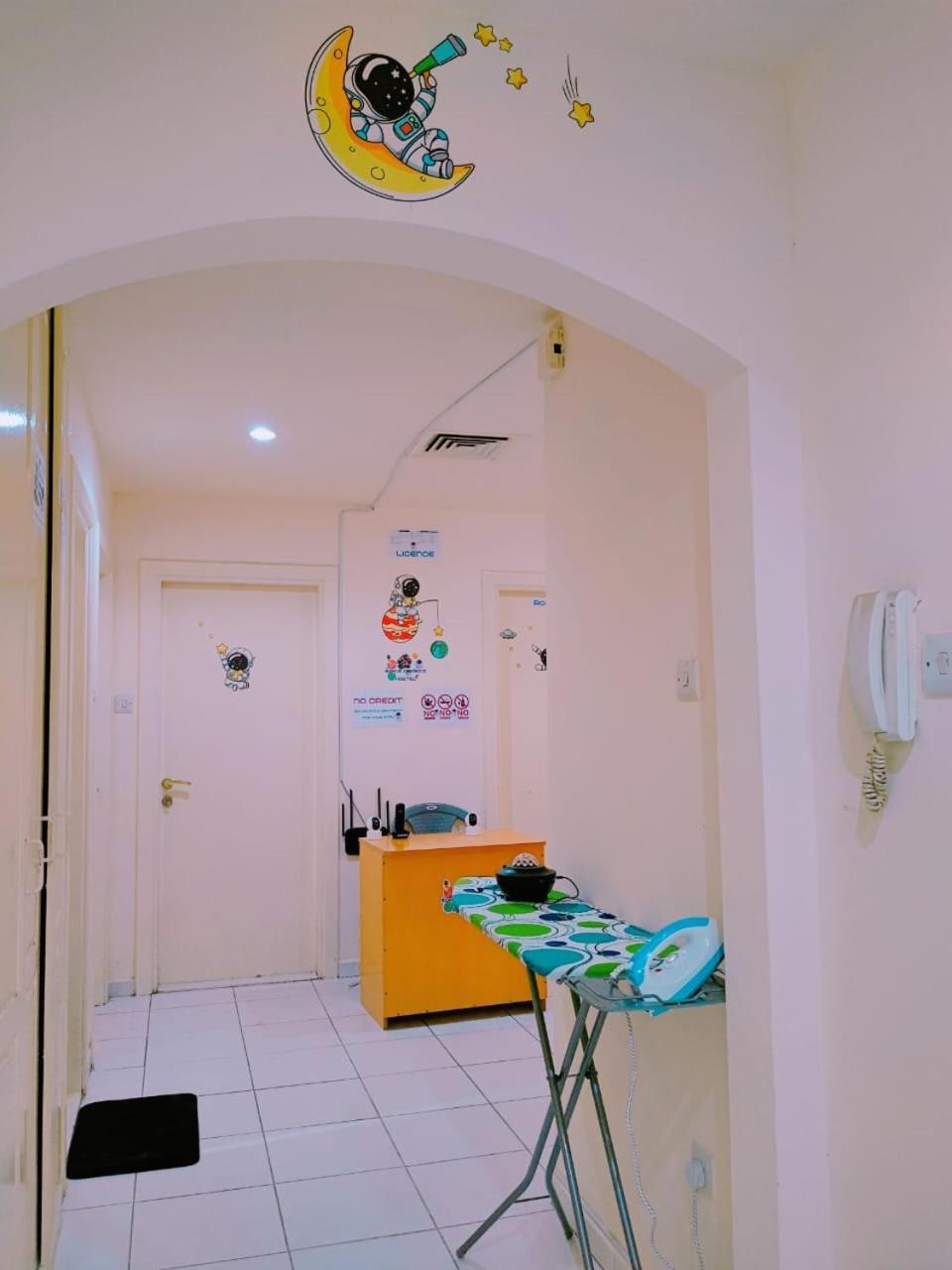 Universe Premium Capsule 5 Min Walking From Sharaf Dg Metro Station Al Makhool Hostal Dubái