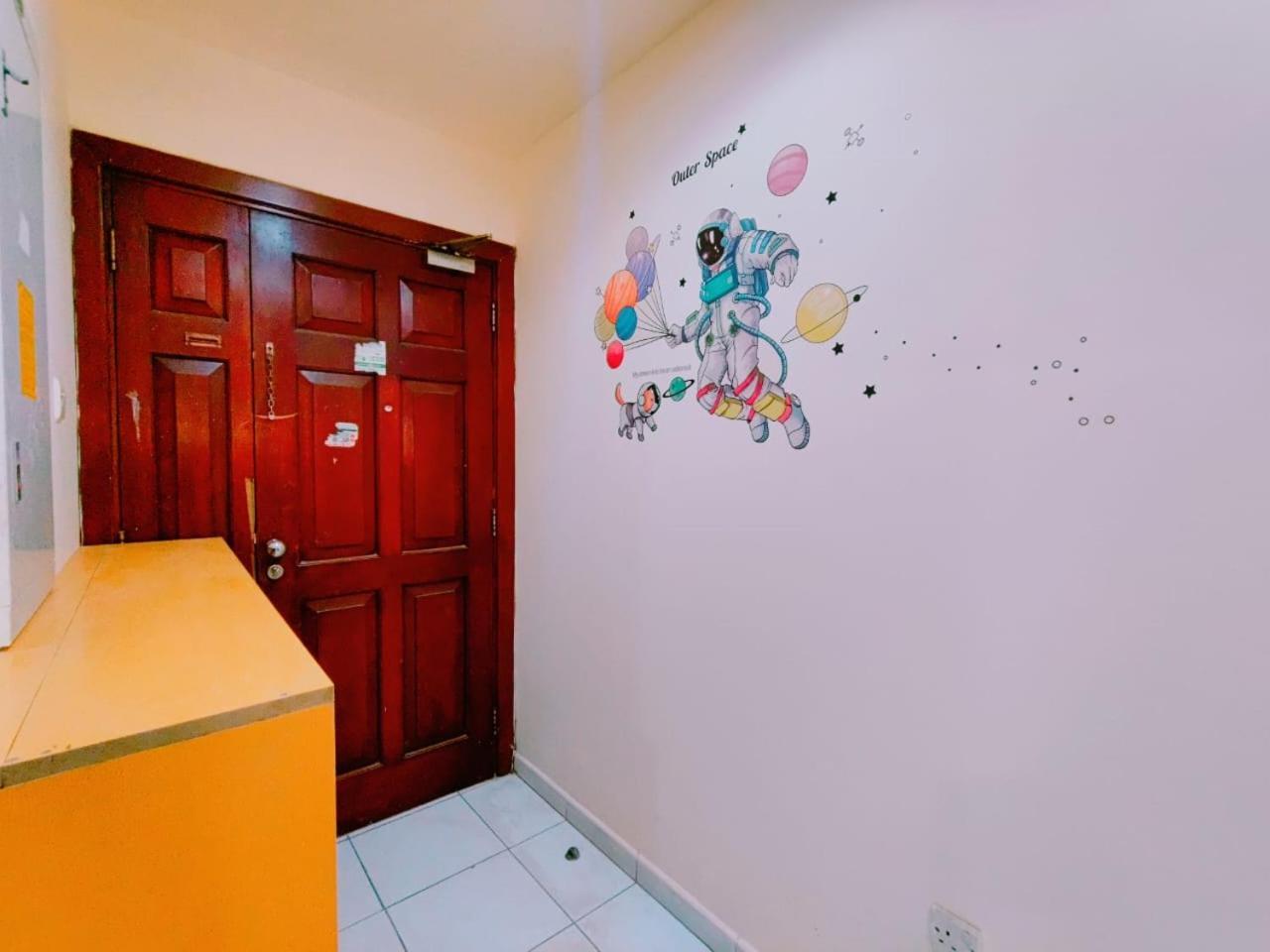 Hostal Universe Premium Capsule 5 Min Walking From Sharaf Dg Metro Station Al Makhool Dubái