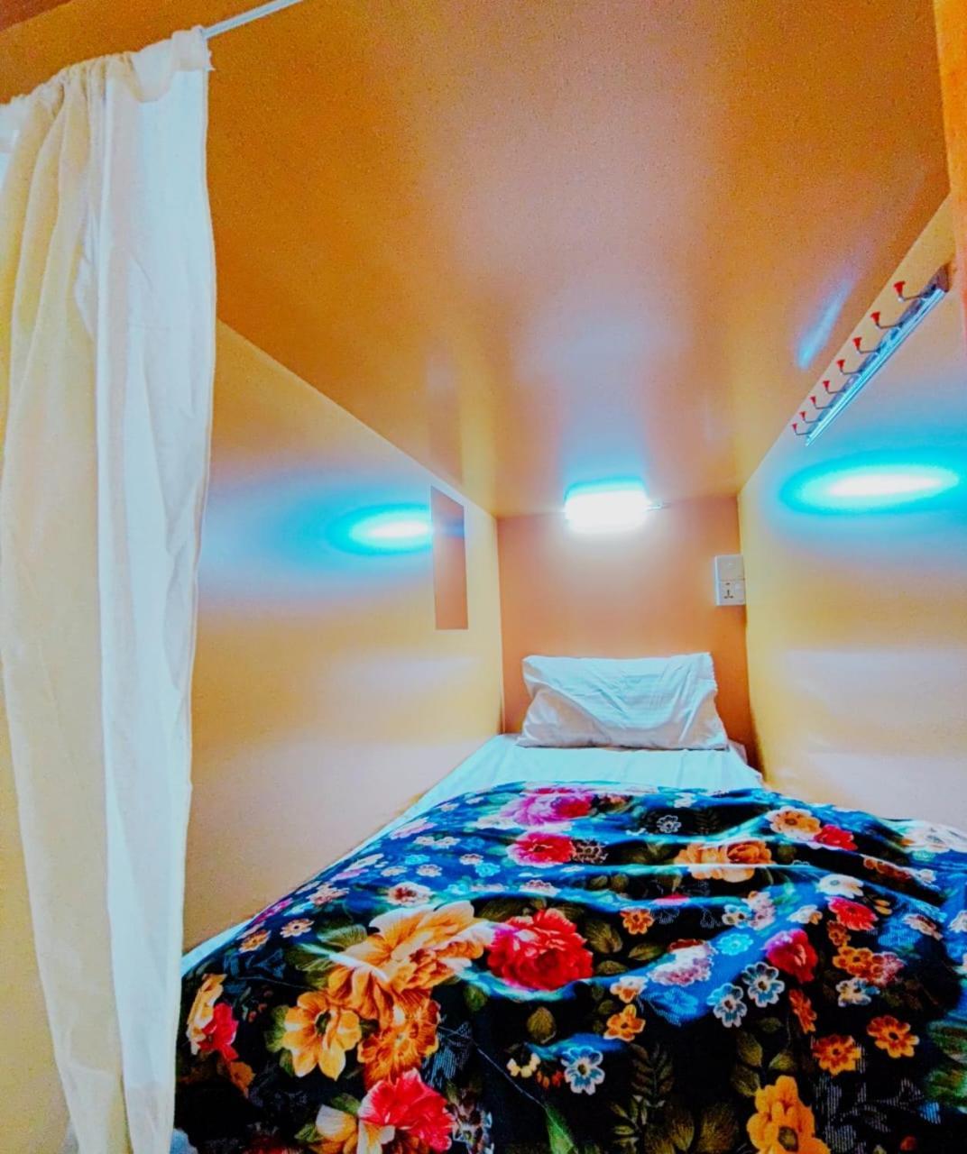 Universe Premium Capsule 5 Min Walking From Sharaf Dg Metro Station Al Makhool Hostal