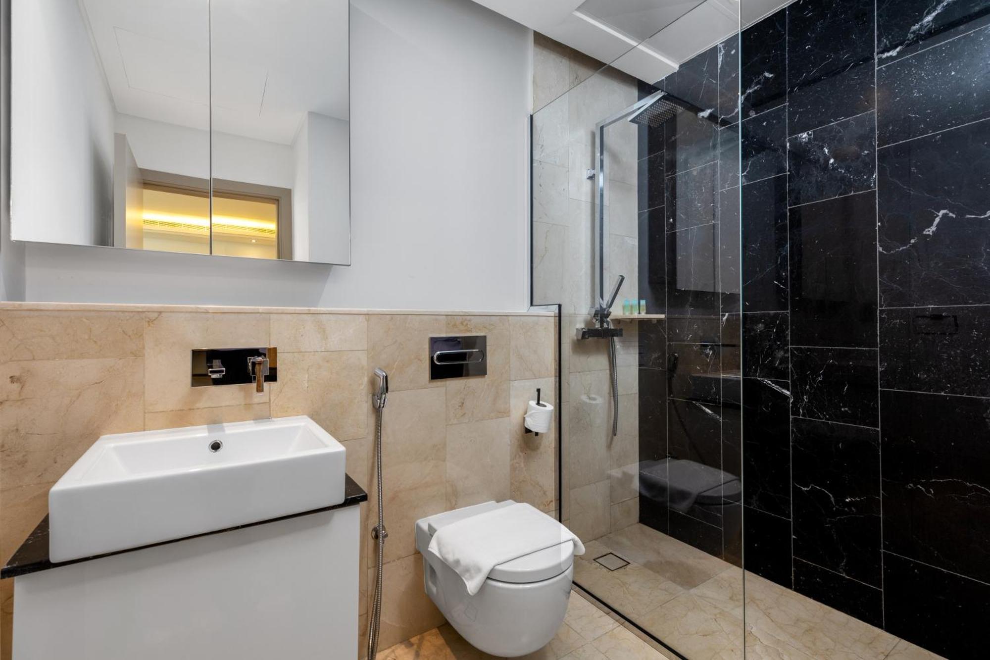 Waves - Premium Seaside Retreat With Private Apartment