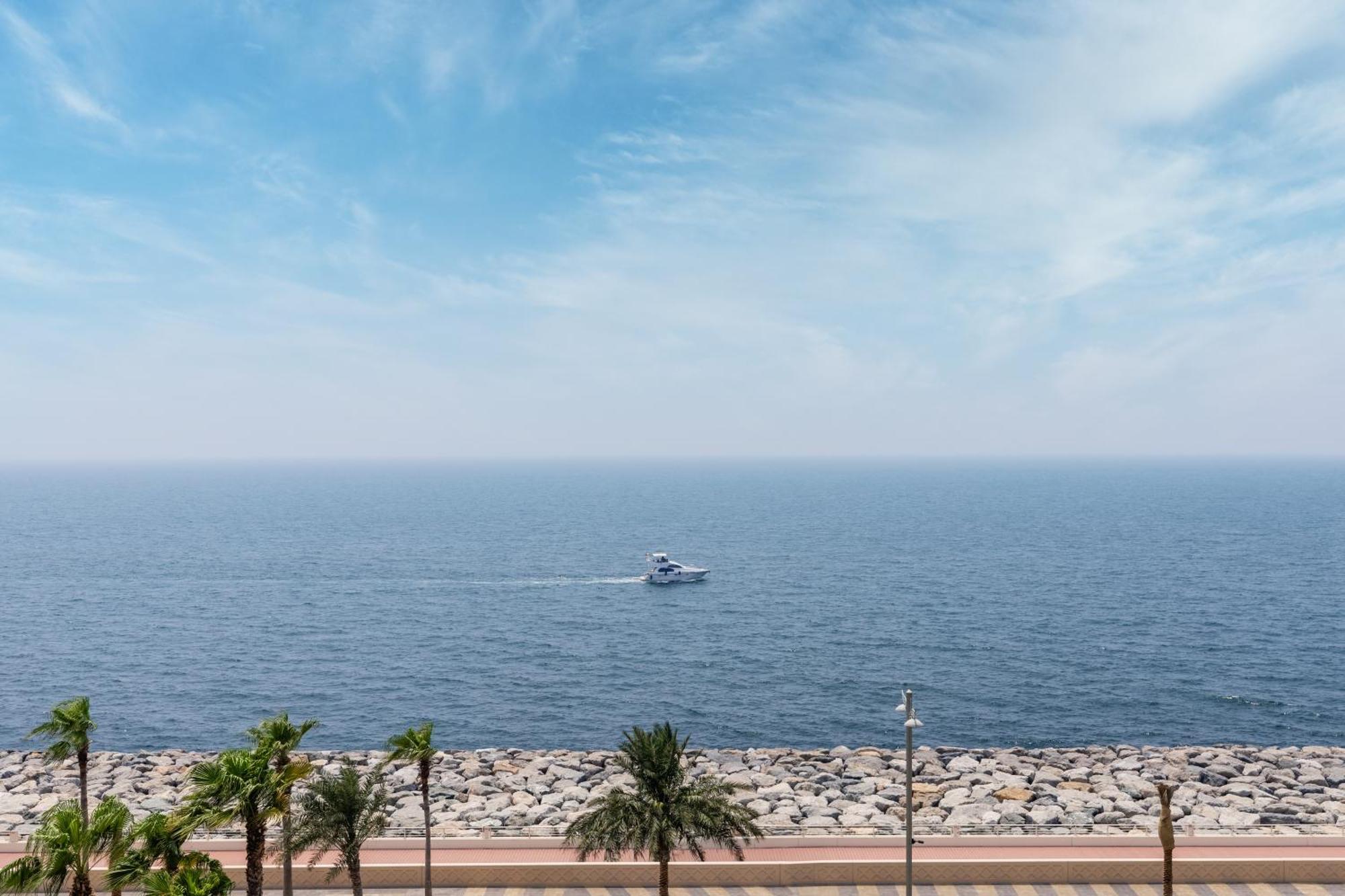 Waves - Premium Seaside Retreat With Private Apartment