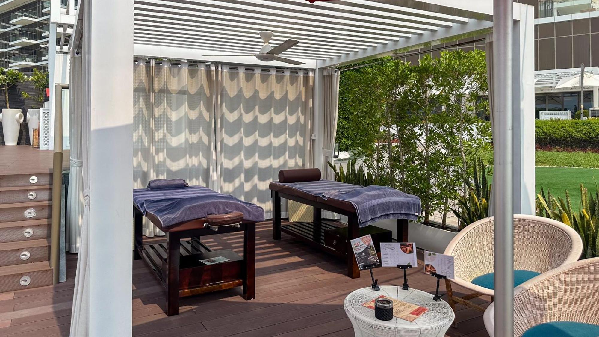 Waves - Premium Seaside Retreat With Private Apartment