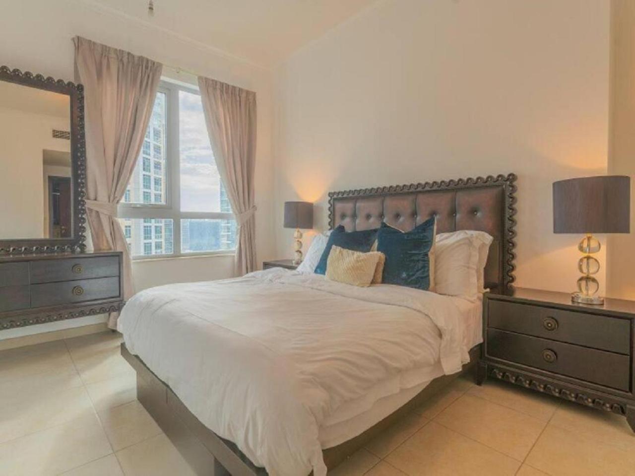 Elegant Overlooking Mall Fountain. Appartamento Dubai