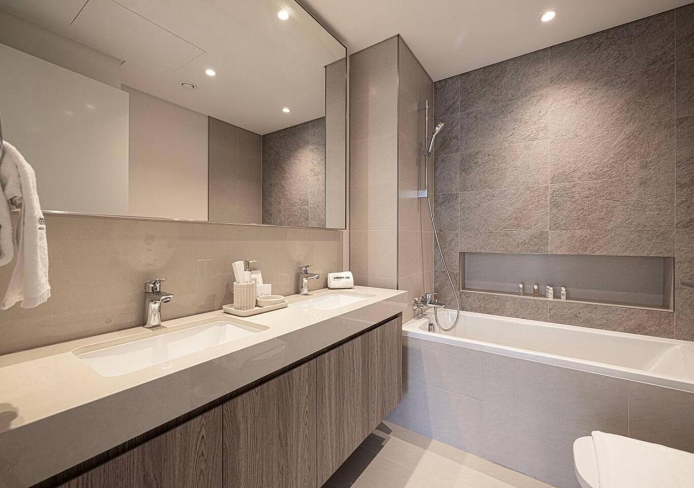Burj Khalifa View - Luxe 2br - Mall Access
