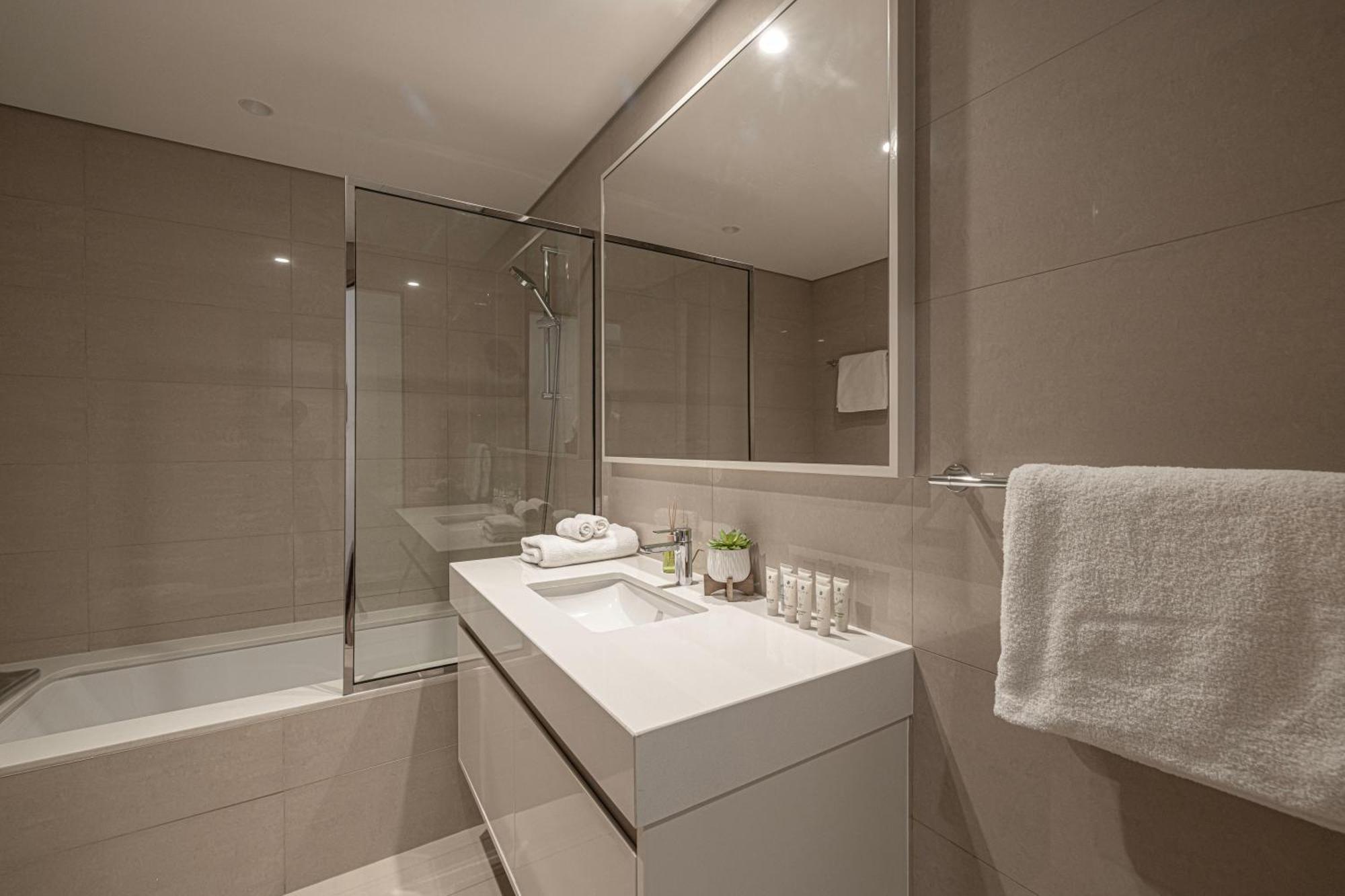 5 Minute Walk To The Fountains! Full Burj Khalifa View! 5-star Pool & Gym! Dubaï