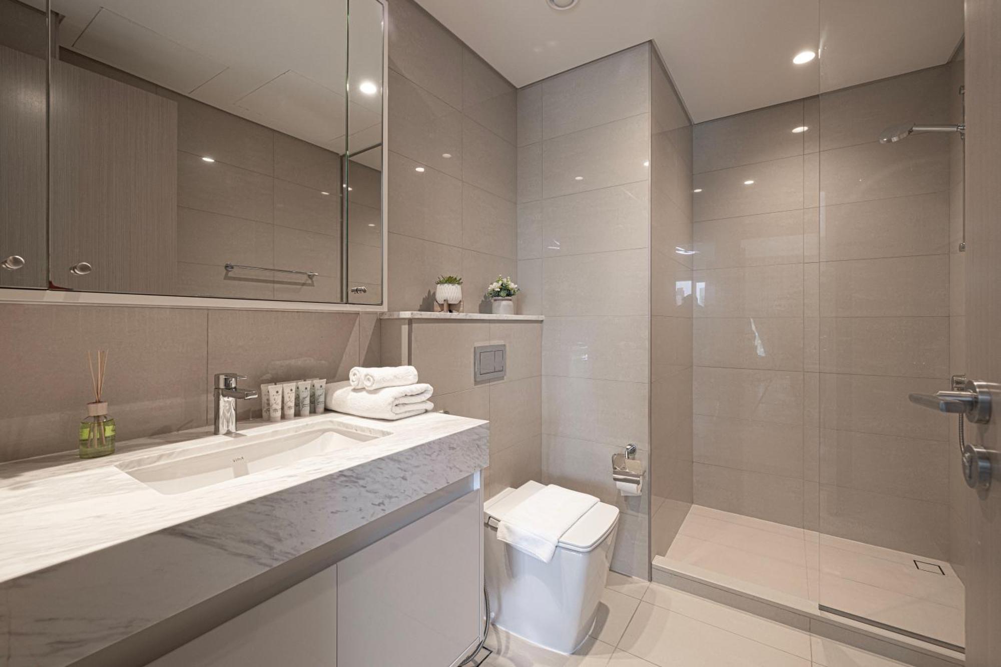 5 Minute Walk To The Fountains! Full Burj Khalifa View! 5-star Pool & Gym! Dubaï