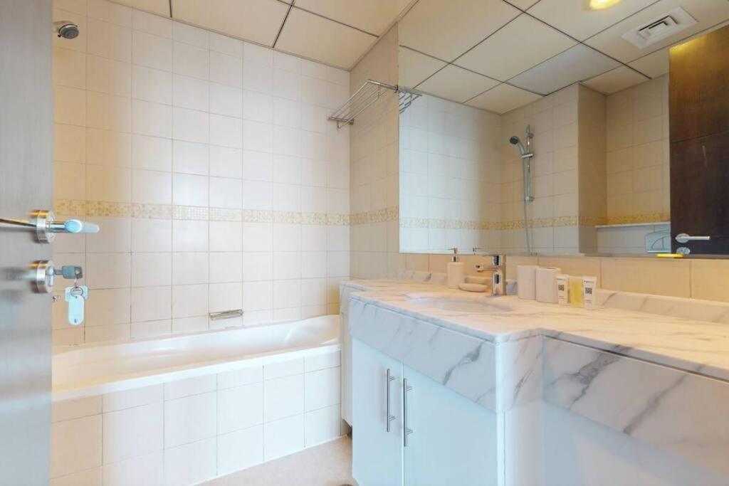 Spacious 1 Bedroom Marina View Appartamento