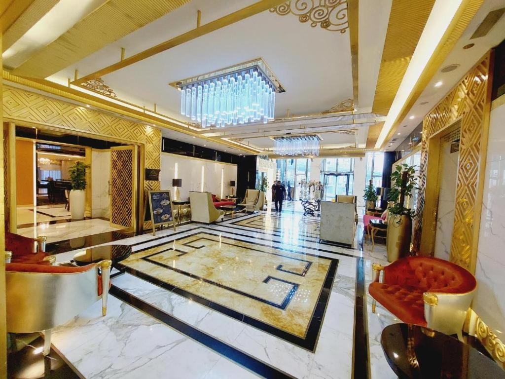 Apartemen 2 Minute Walk To Mall - 3 Bedroom Burj Khalifa View With Pool And Dubai