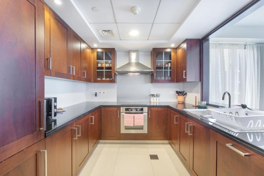 Apartment Perfect & Burj Views!